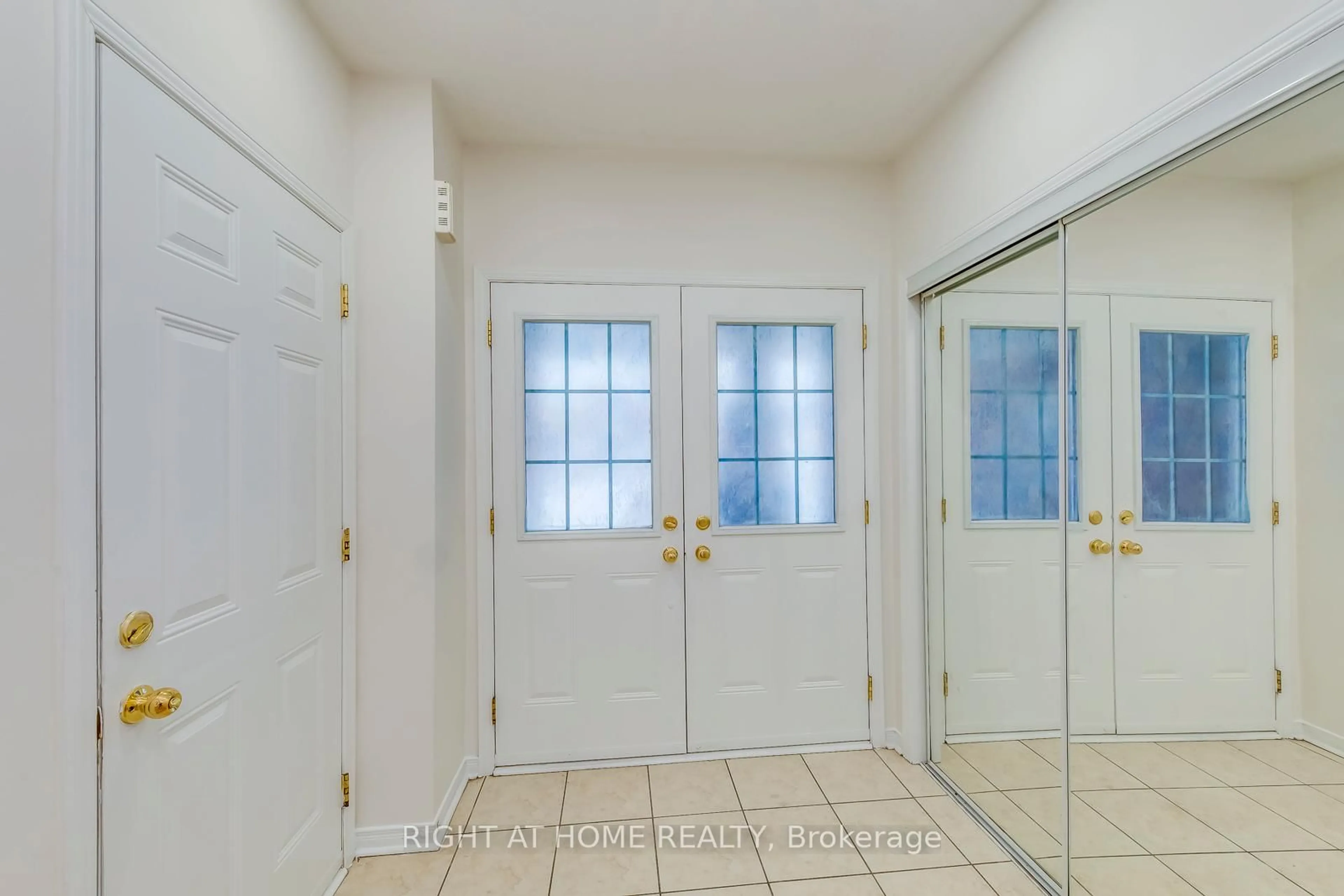 Indoor entryway for 15 Eagle Trace Dr, Brampton Ontario L6R 0M3