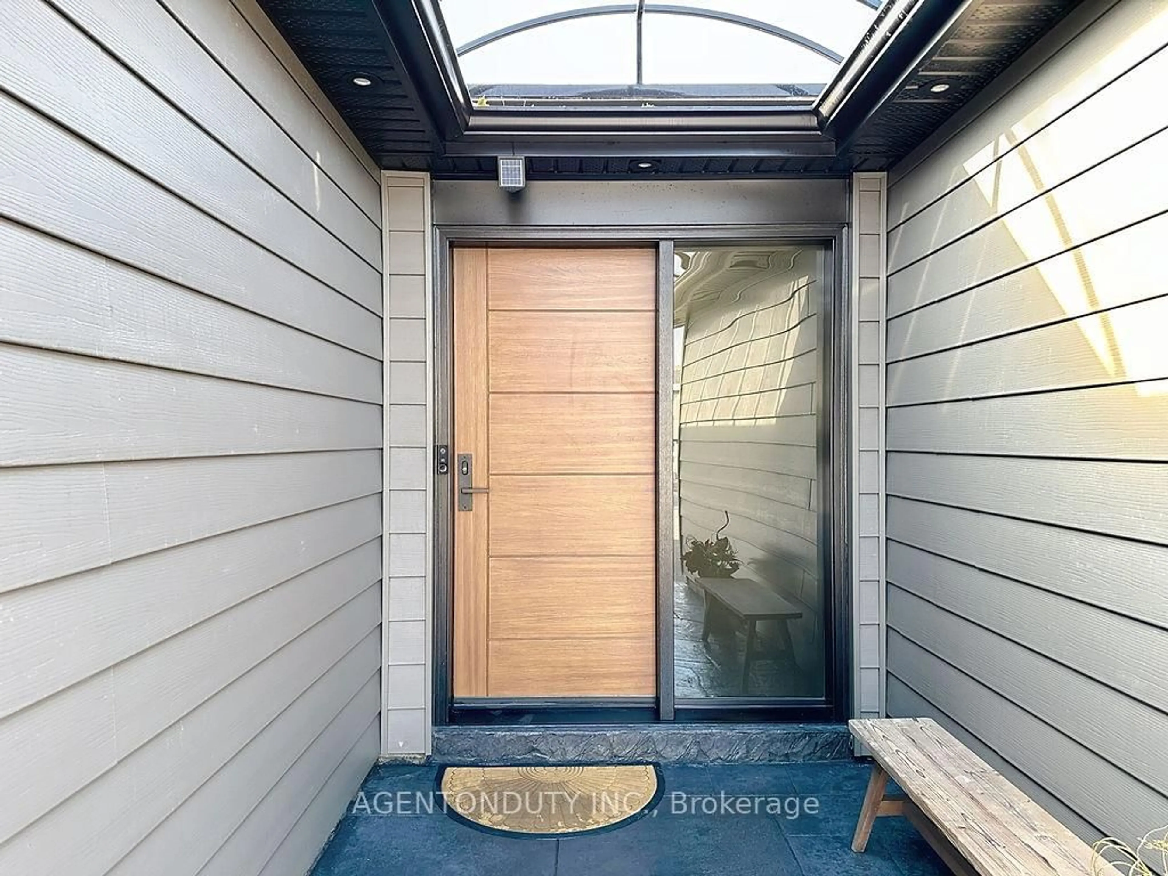 Indoor entryway for 475 Karen Park Cres, Mississauga Ontario L5A 3E1