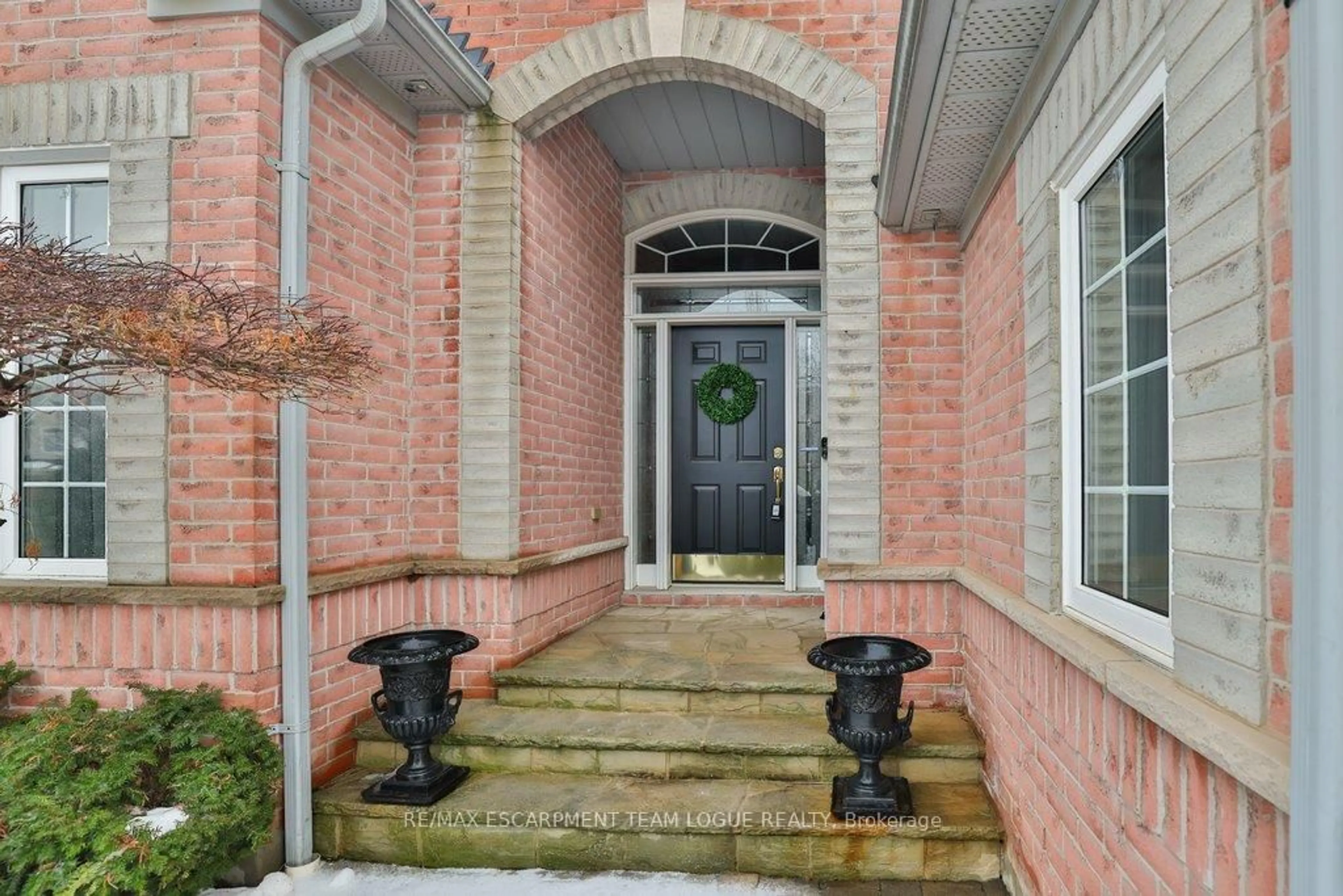 Indoor entryway for 2182 Turnberry Rd, Burlington Ontario L7M 4P9