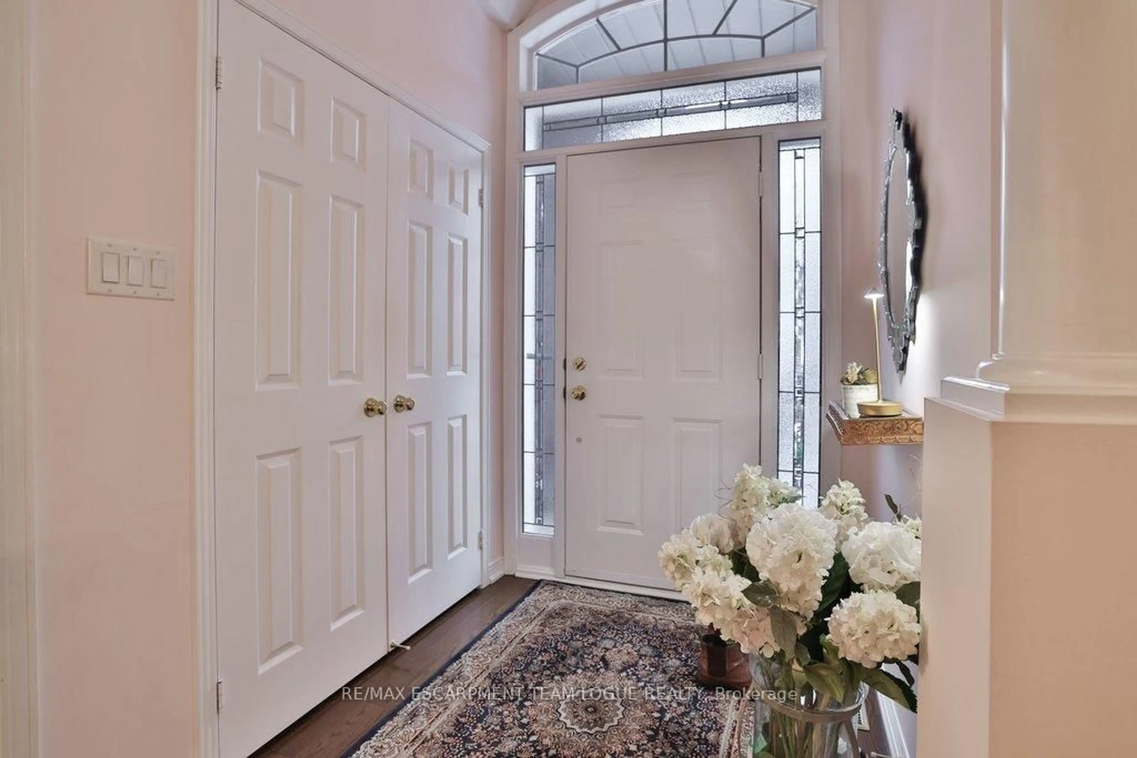 Indoor entryway for 2182 Turnberry Rd, Burlington Ontario L7M 4P9