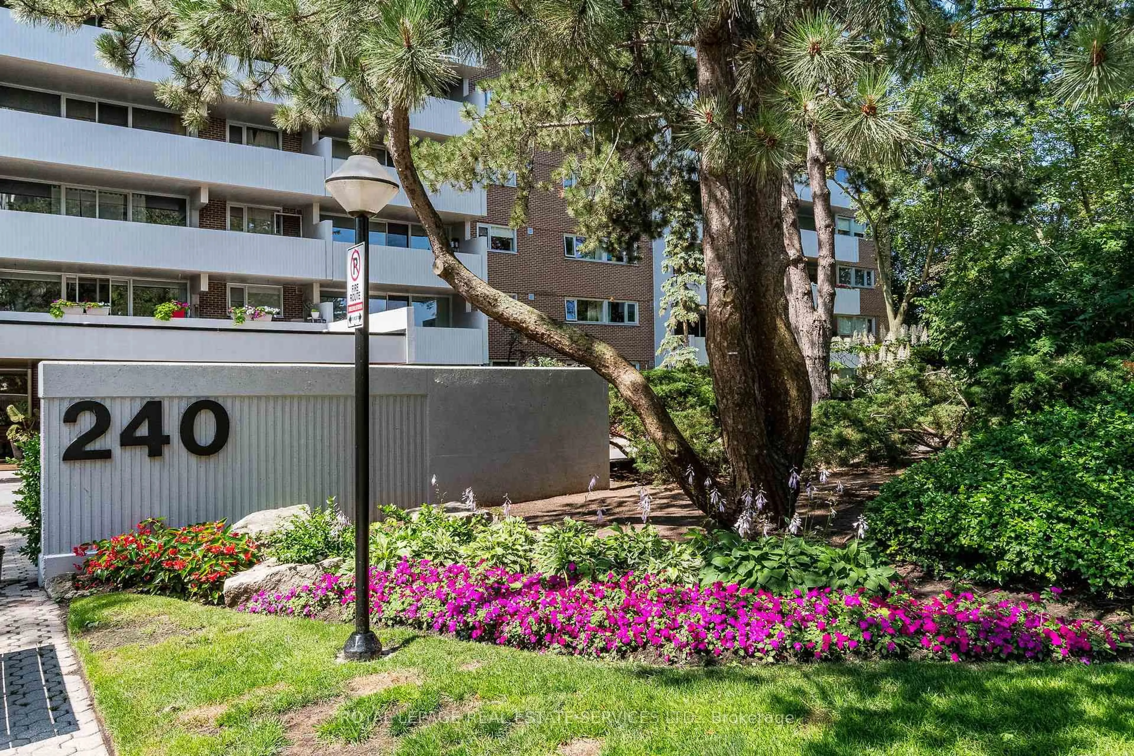 Patio, street for 240 Scarlett Rd #1304, Toronto Ontario M6N 4X4