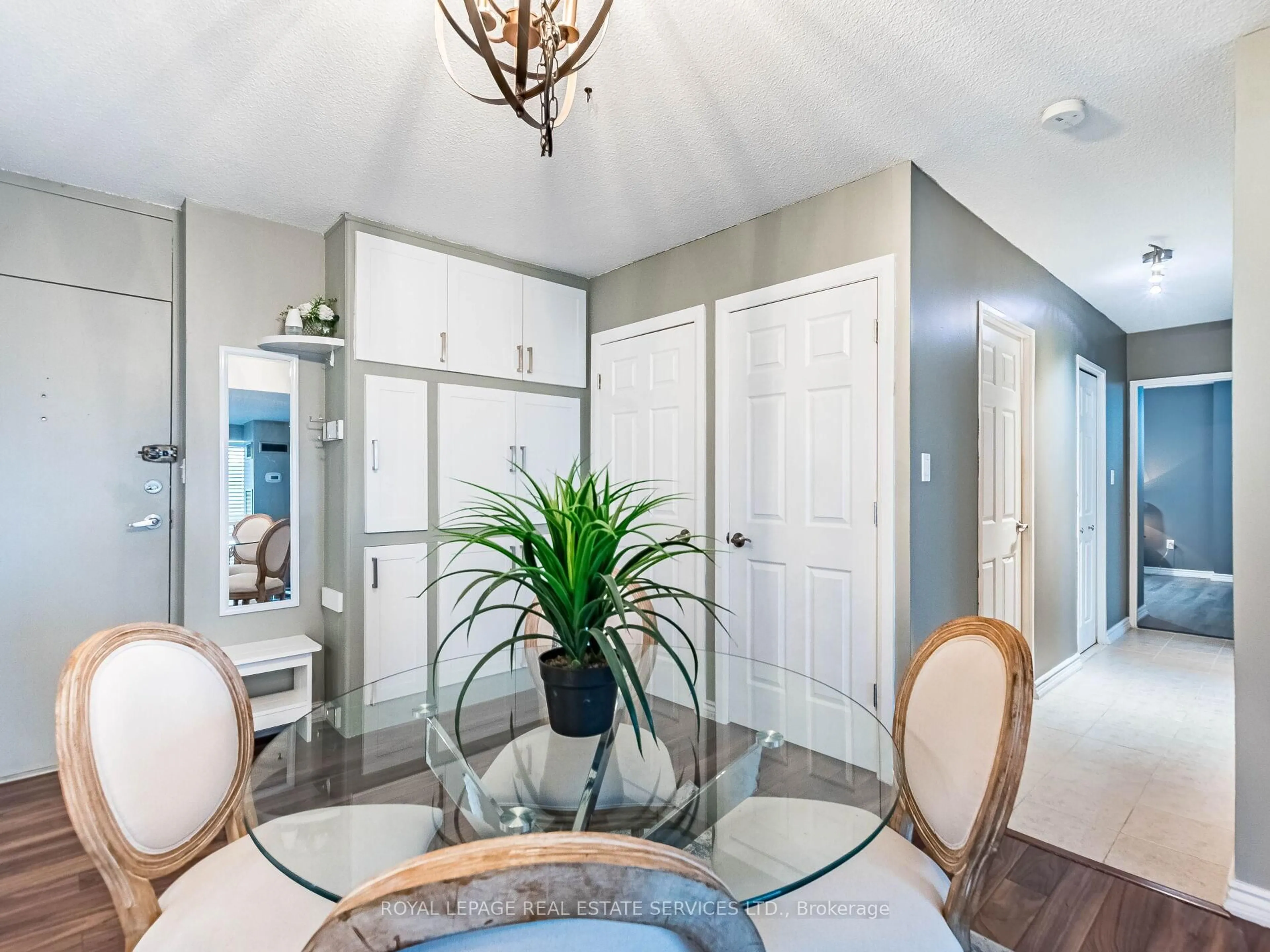 Indoor entryway for 240 Scarlett Rd #1304, Toronto Ontario M6N 4X4