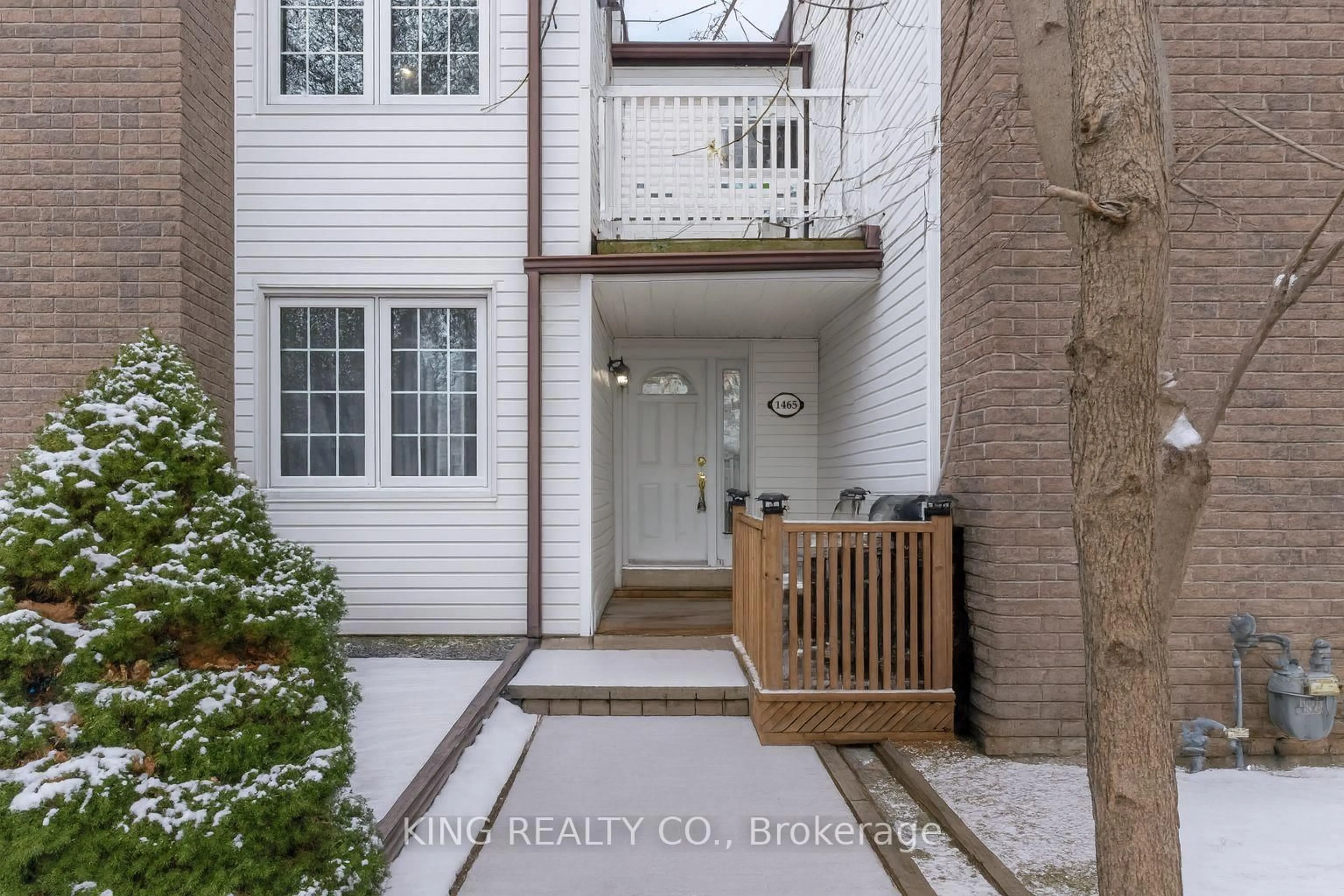 Indoor entryway for 1465 Andros Blvd, Mississauga Ontario L5J 4K2