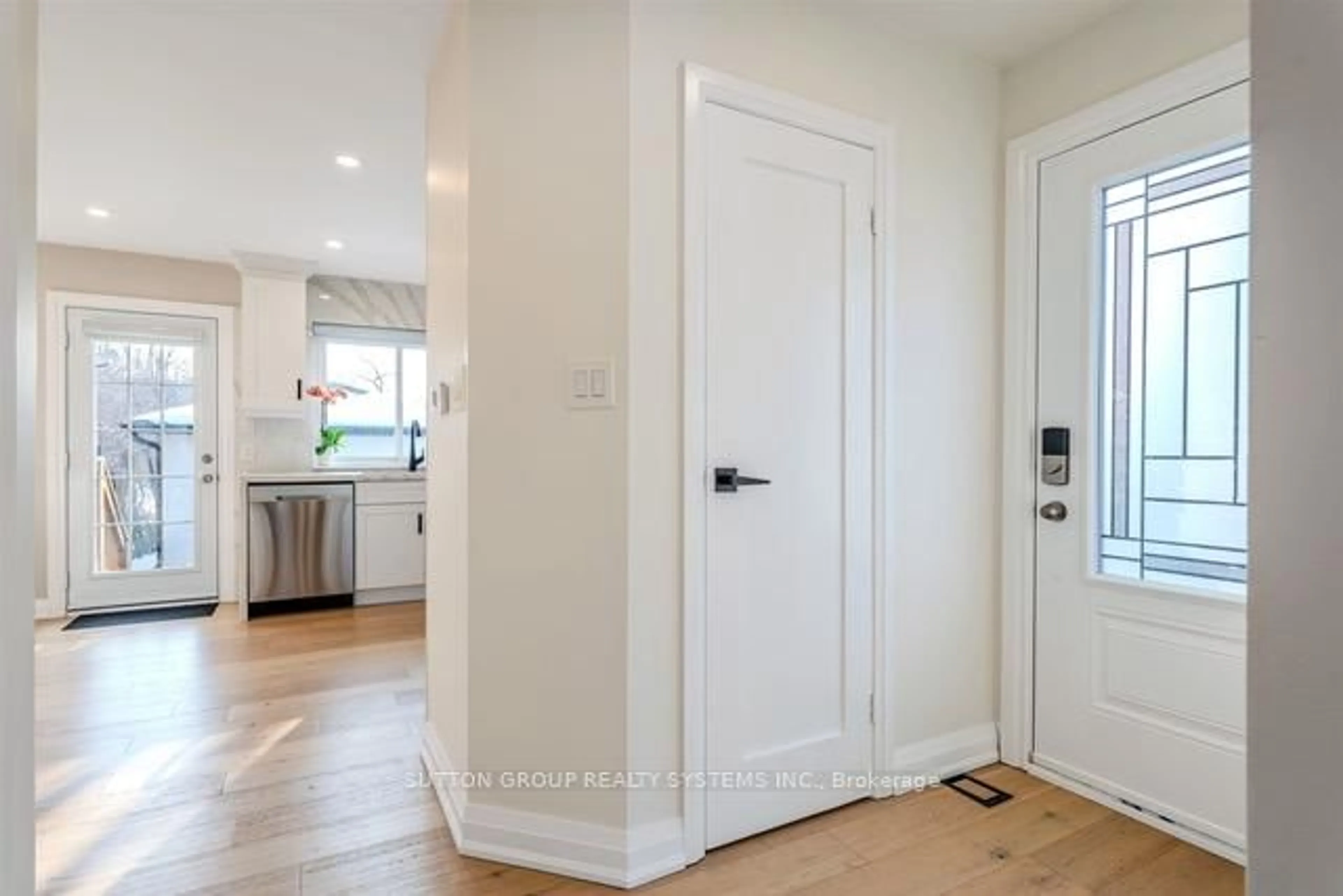 Indoor entryway for 2280 Wiseman Crt, Mississauga Ontario L5J 1P2