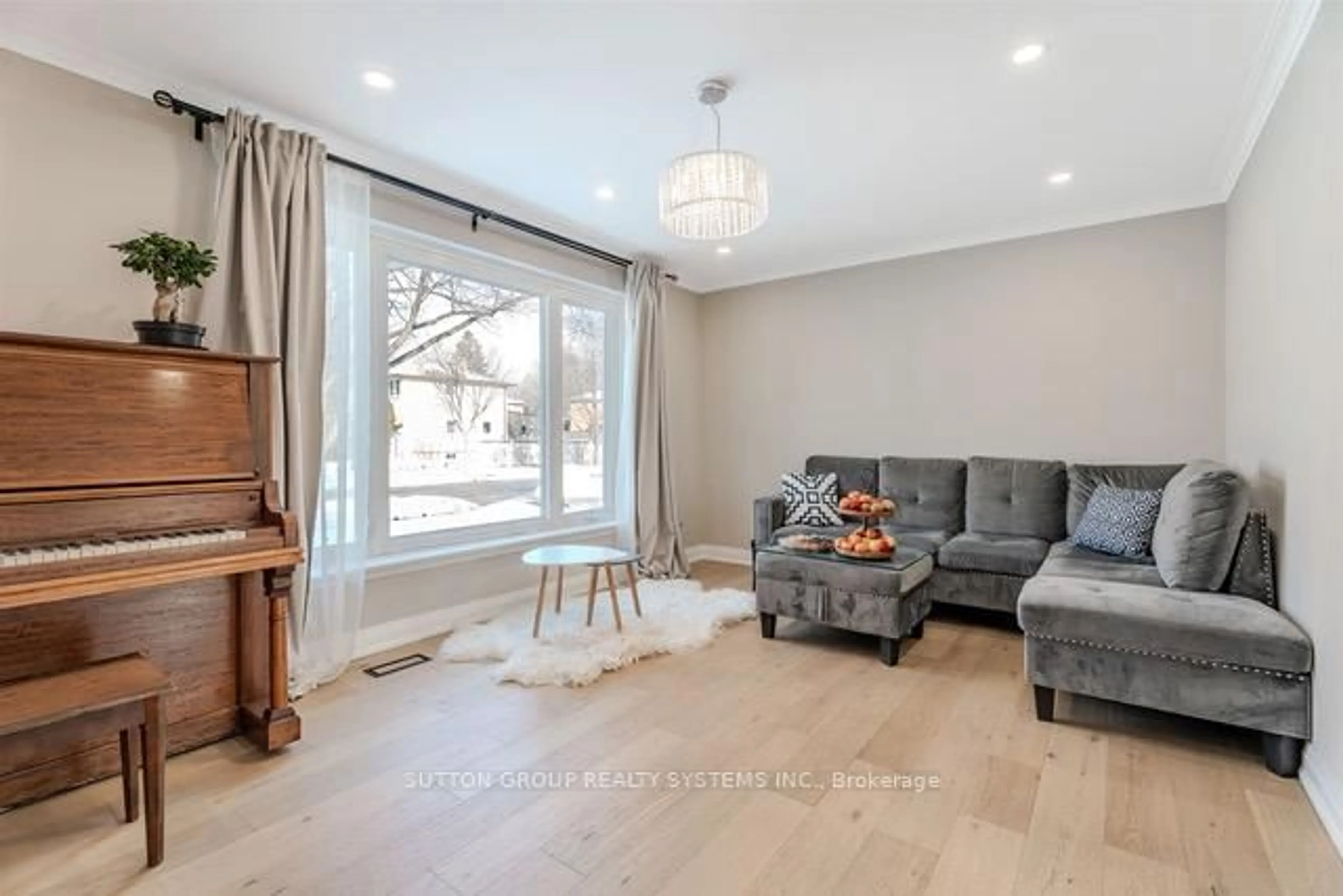 Living room with furniture, wood/laminate floor for 2280 Wiseman Crt, Mississauga Ontario L5J 1P2