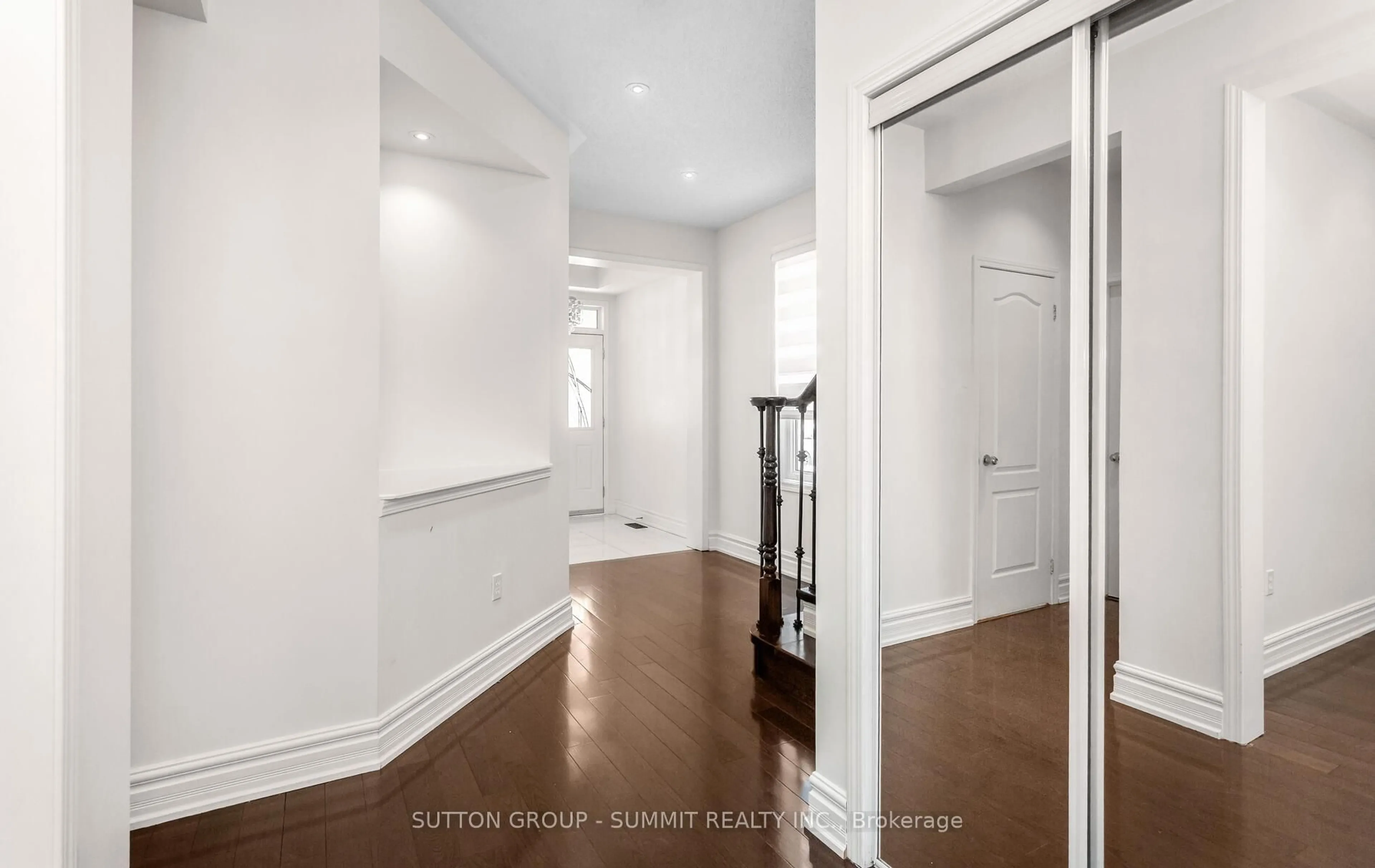 Indoor entryway for 7570 Saint Barbara Blvd, Mississauga Ontario L5W 0B6