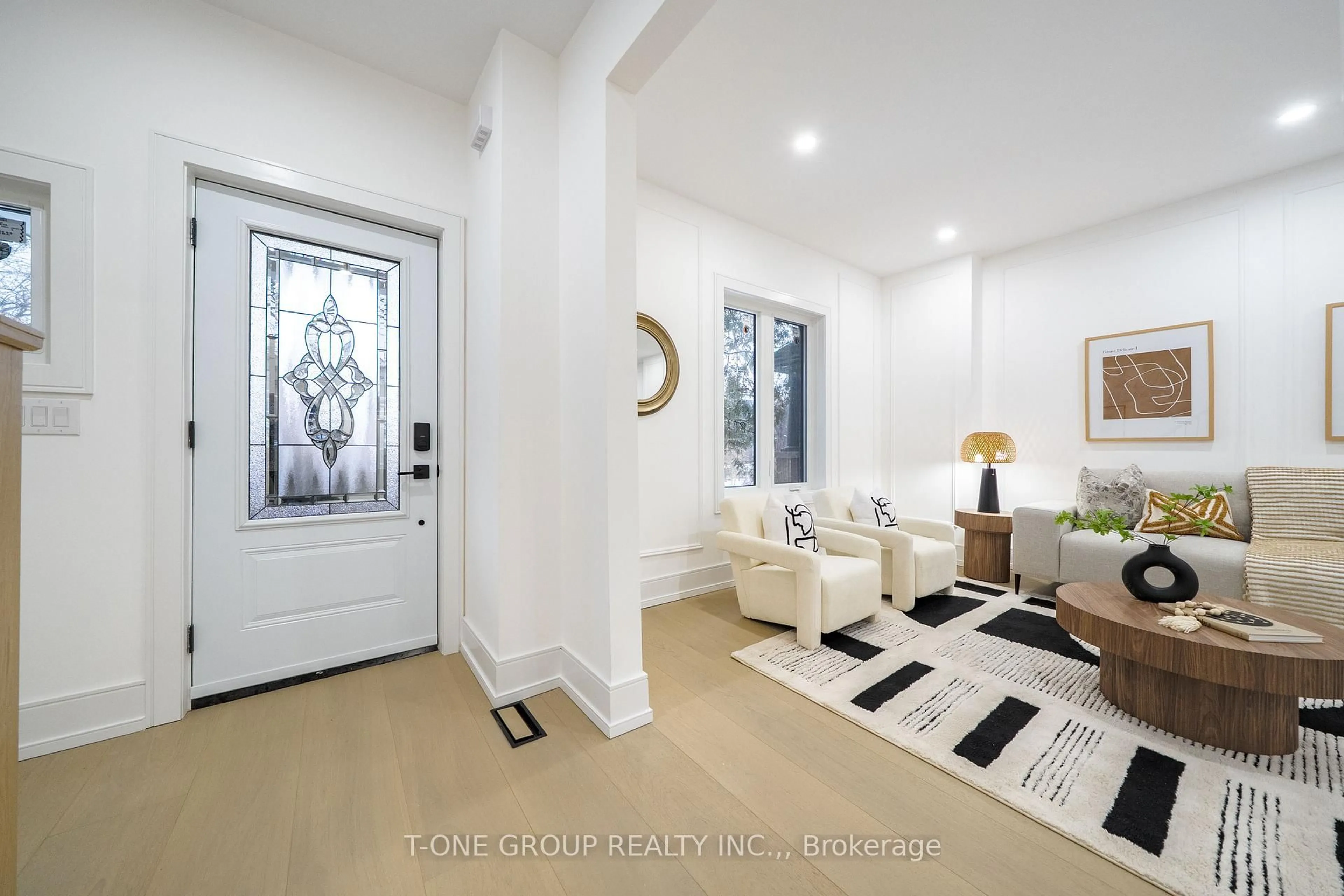 Indoor entryway for 177 Glendale Ave, Toronto Ontario M6R 2T4