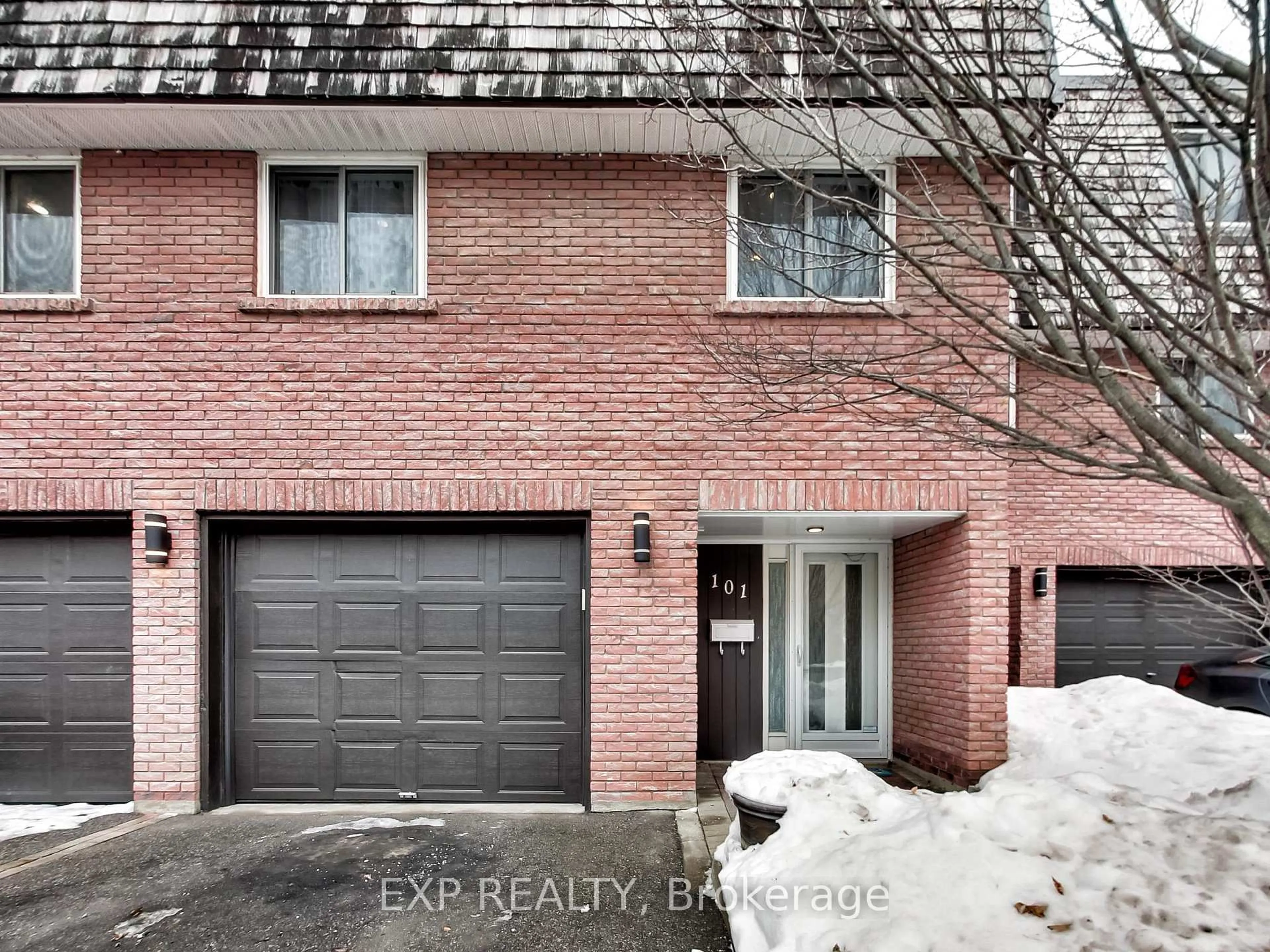 Home with brick exterior material, street for 2145 Sherobee Rd #101, Mississauga Ontario L5A 3G8