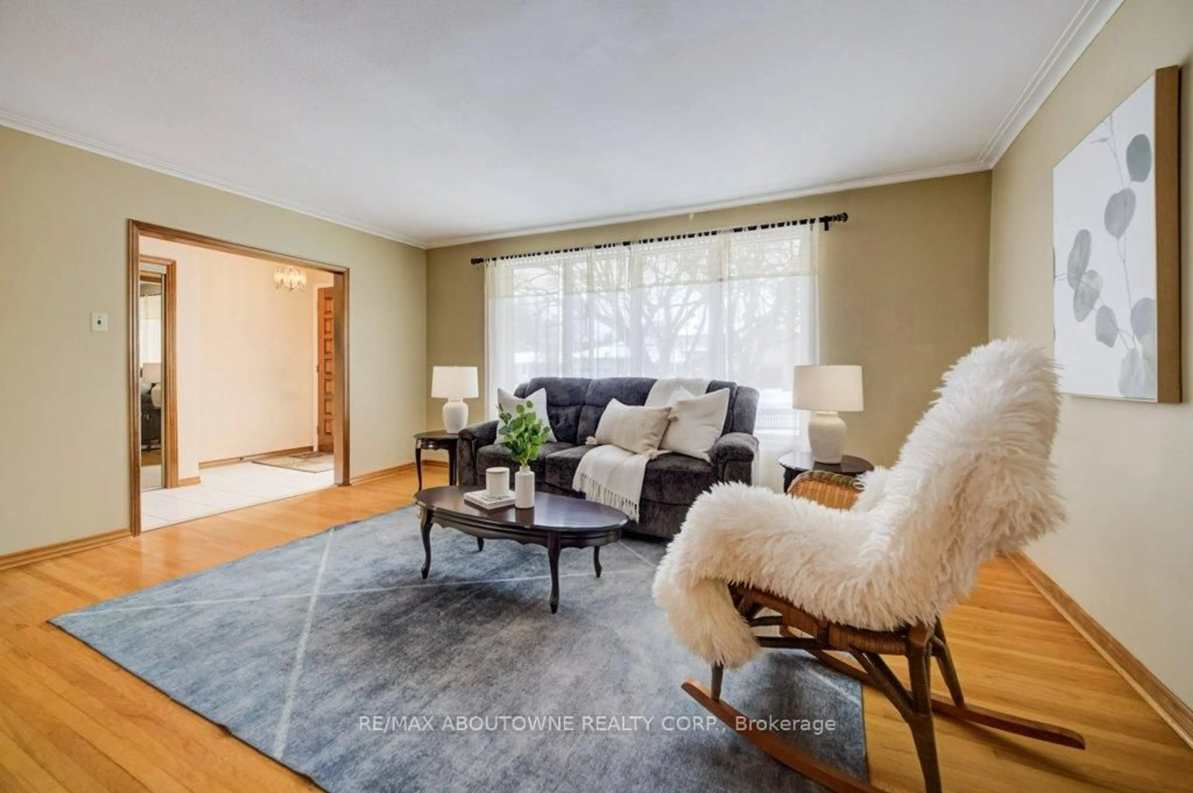 Living room with furniture, unknown for 1245 Tyneburn Cres, Mississauga Ontario L4X 1P4