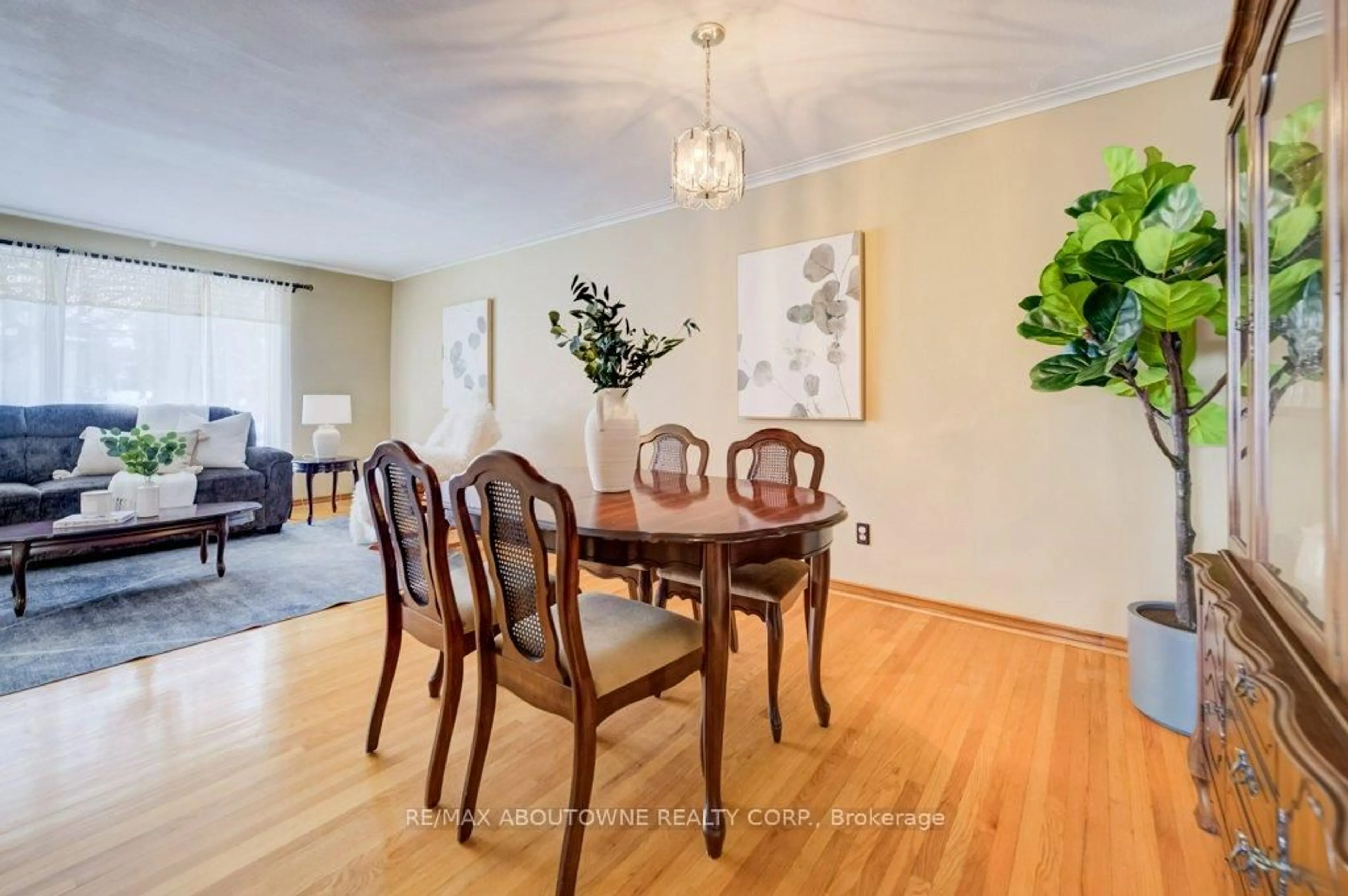 Dining room, wood/laminate floor for 1245 Tyneburn Cres, Mississauga Ontario L4X 1P4