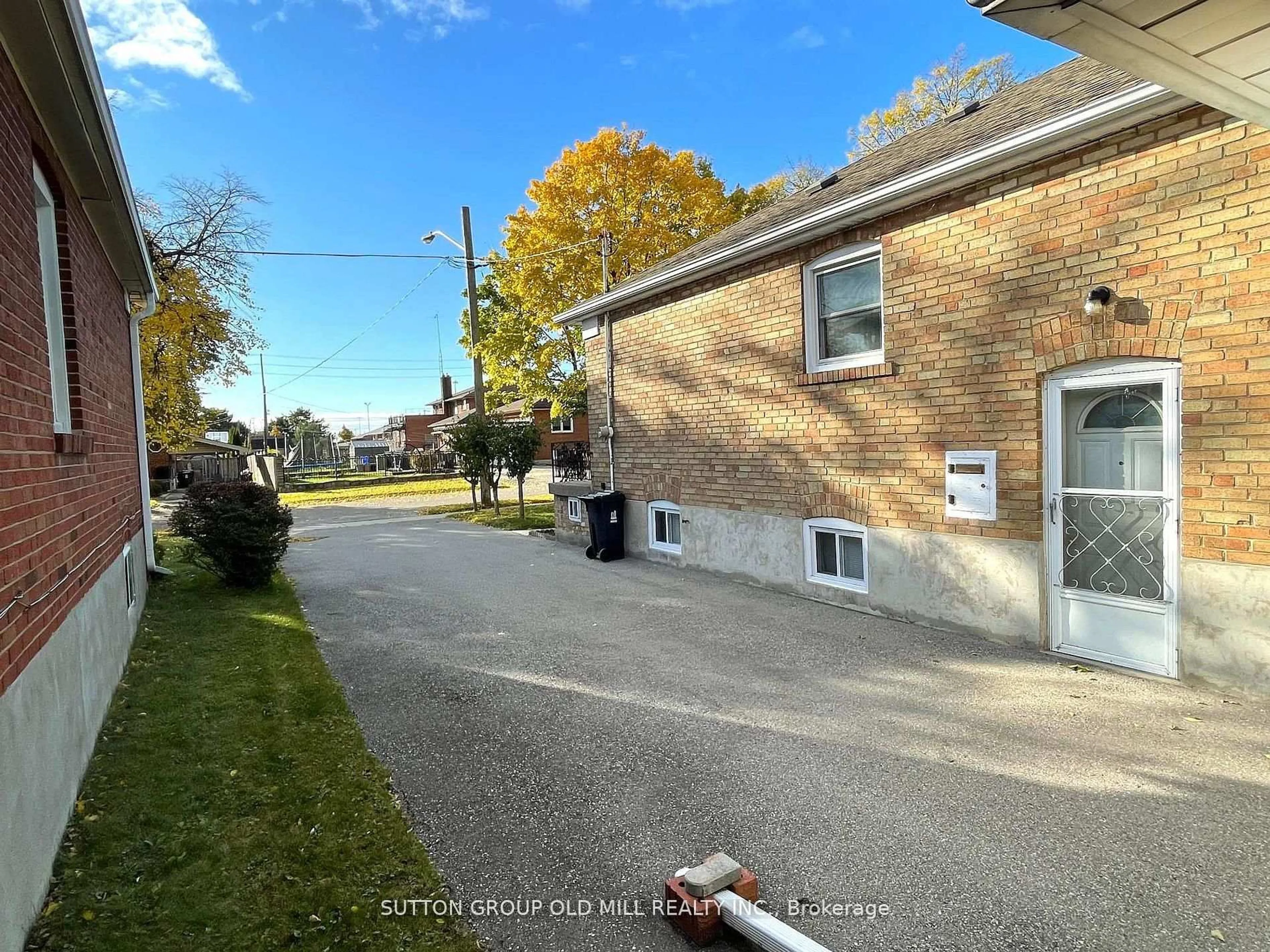 A pic from outside/outdoor area/front of a property/back of a property/a pic from drone, street for 36 Alden Ave, Toronto Ontario M8Z 1C5