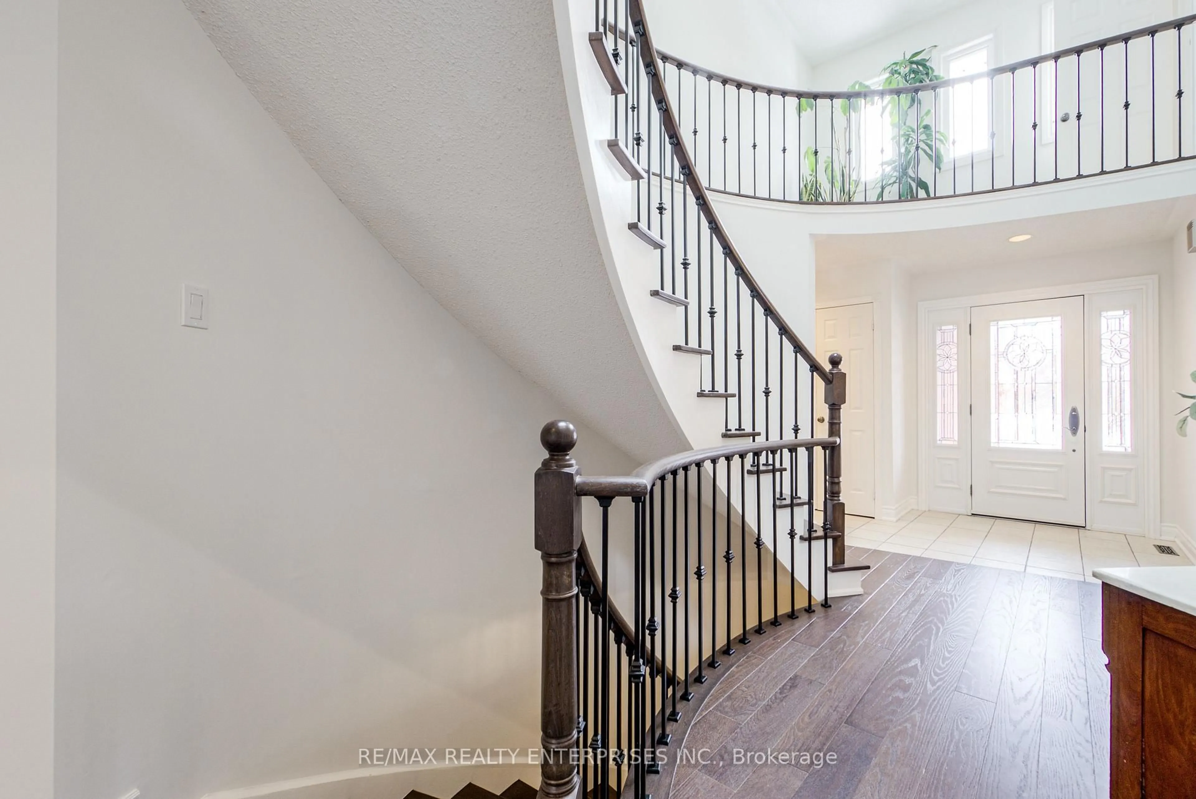 Stairs for 2912 Appleton Crt, Oakville Ontario L6J 6S4