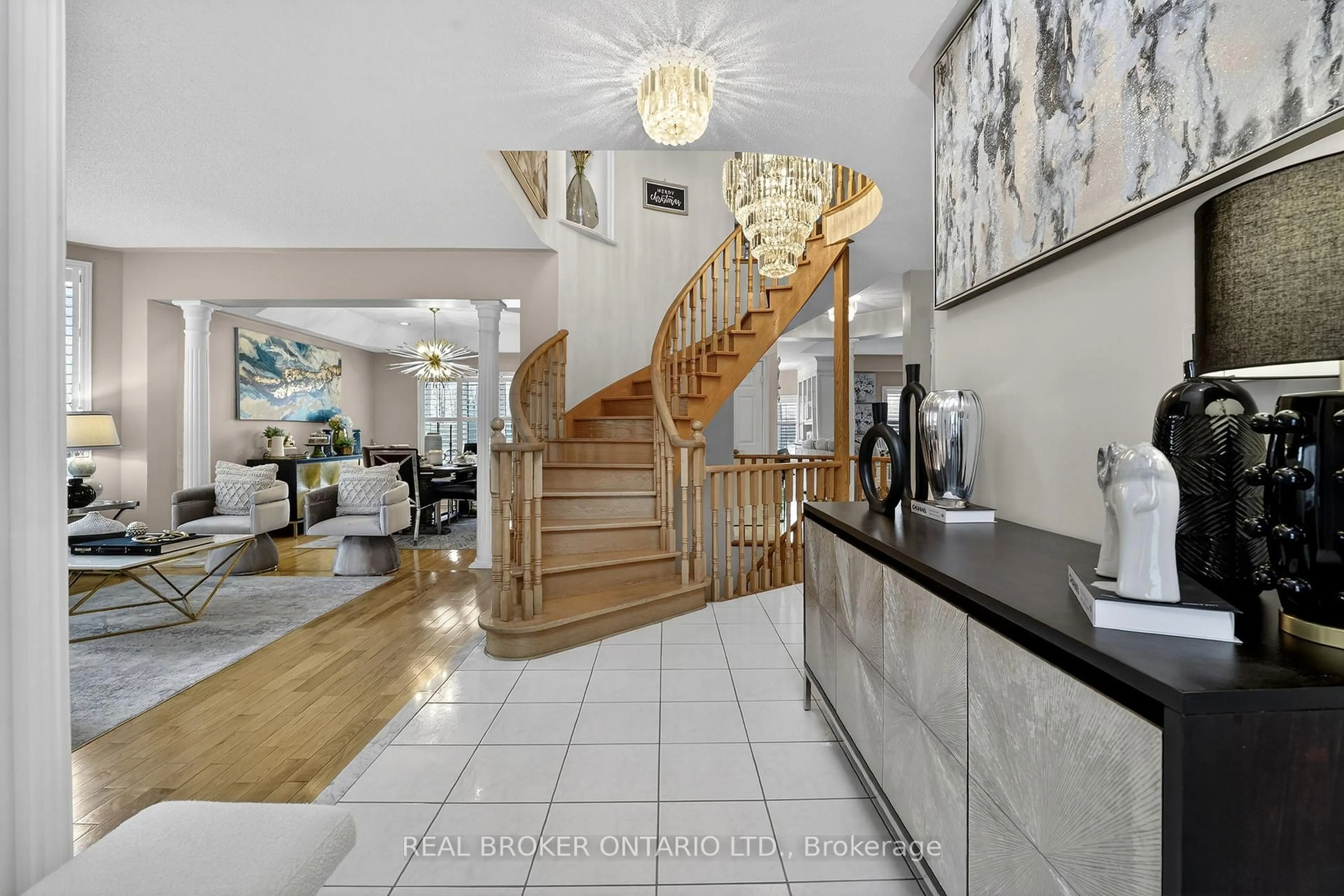 Indoor foyer for 39 Pinebrook Circ, Caledon Ontario L7C 1C4