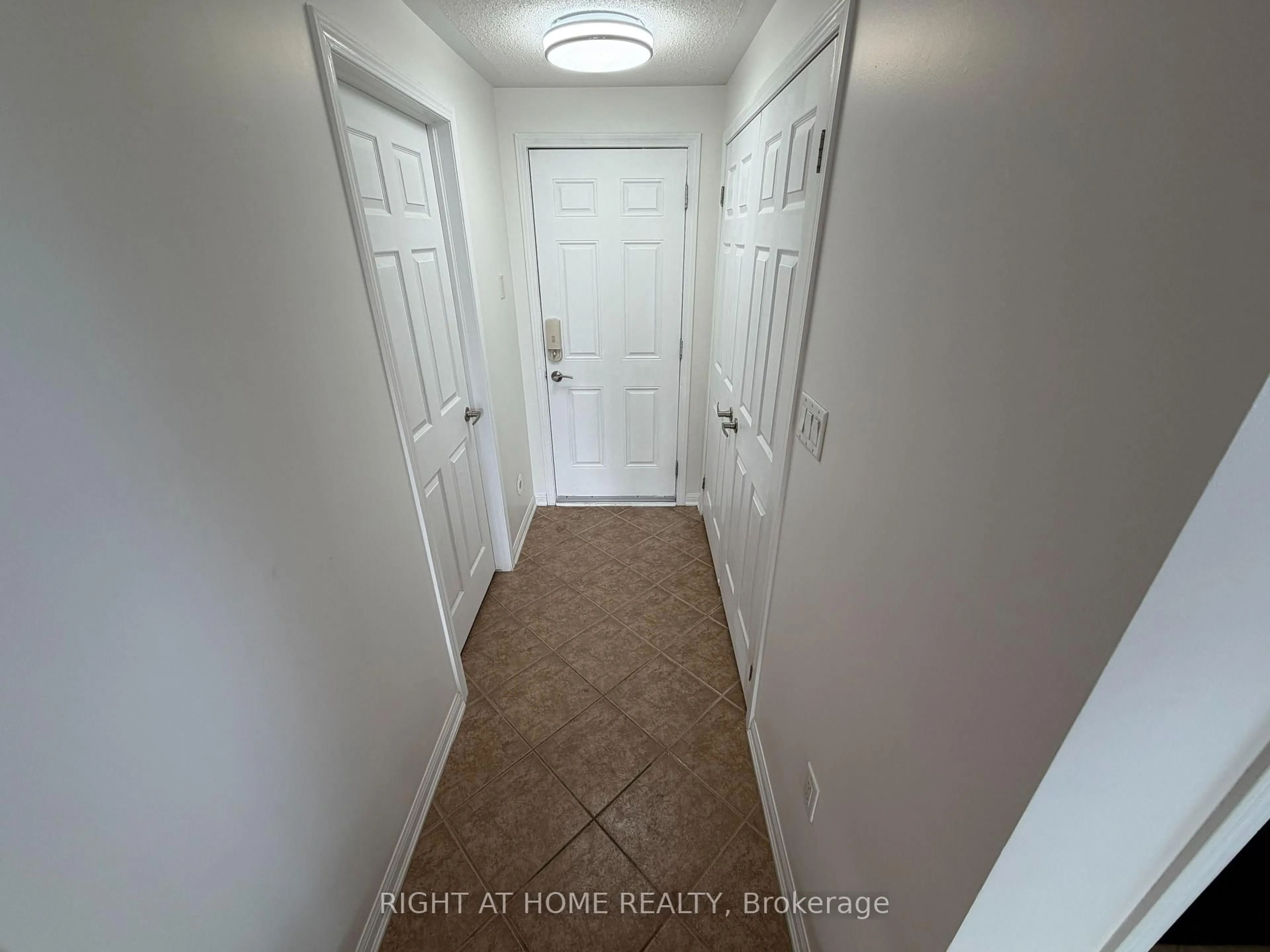 Indoor entryway for 629 Scott Blvd, Milton Ontario L9T 0P4