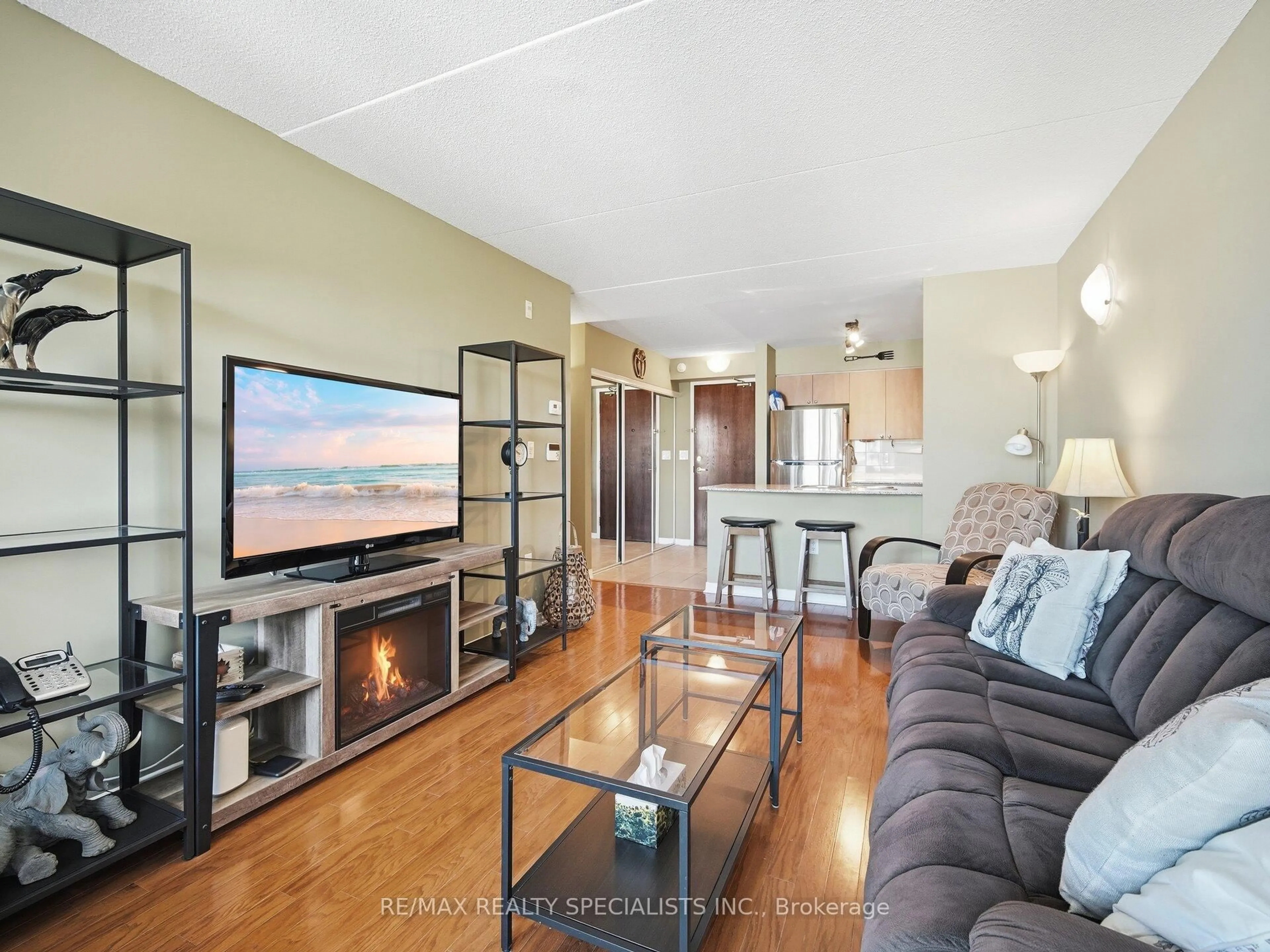 Living room with furniture, wood/laminate floor for 55 Via Rosedale #202, Brampton Ontario L6R 0V1