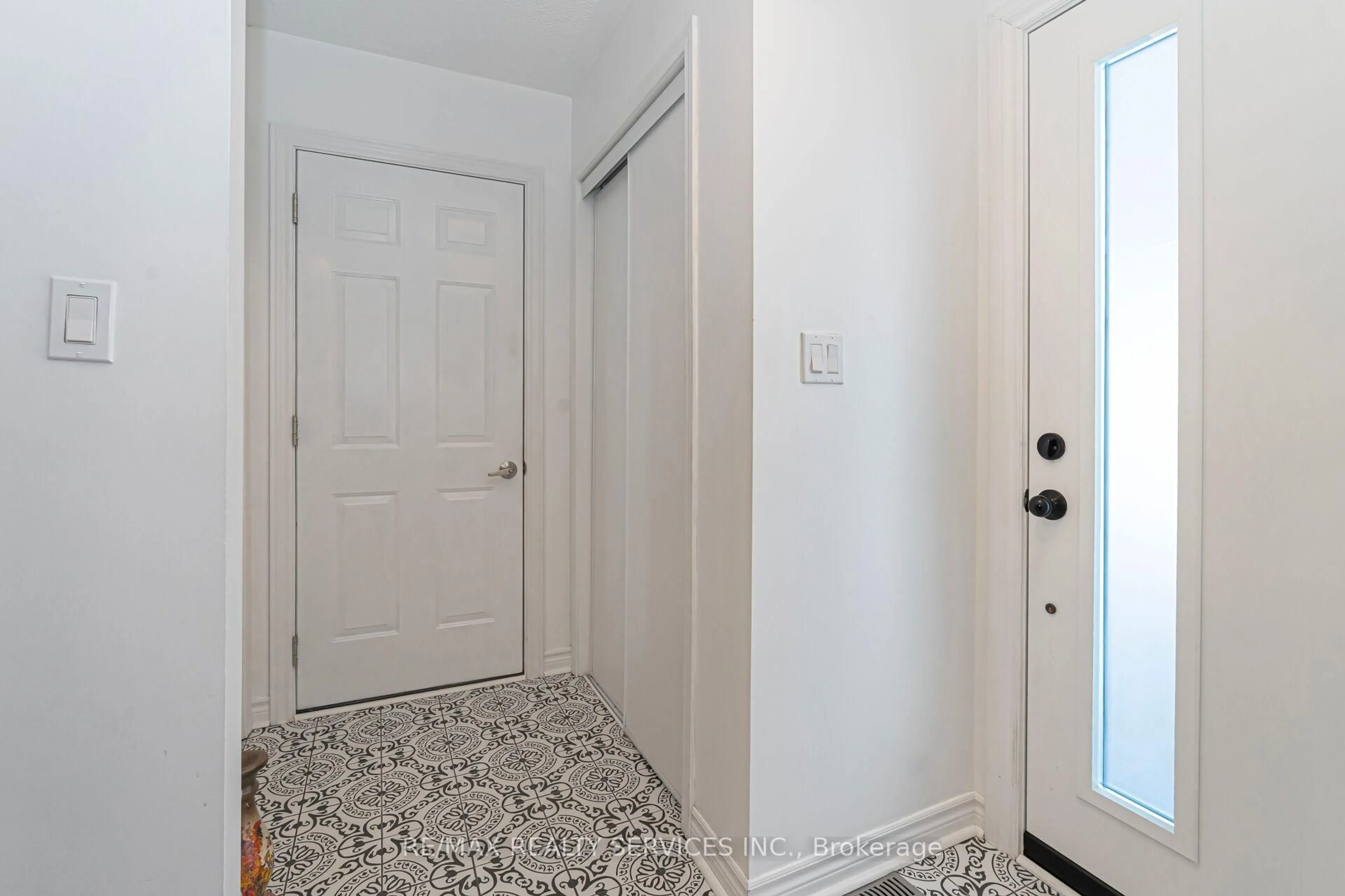 Indoor entryway for 12 Thorpe Cres, Brampton Ontario L7A 1P9