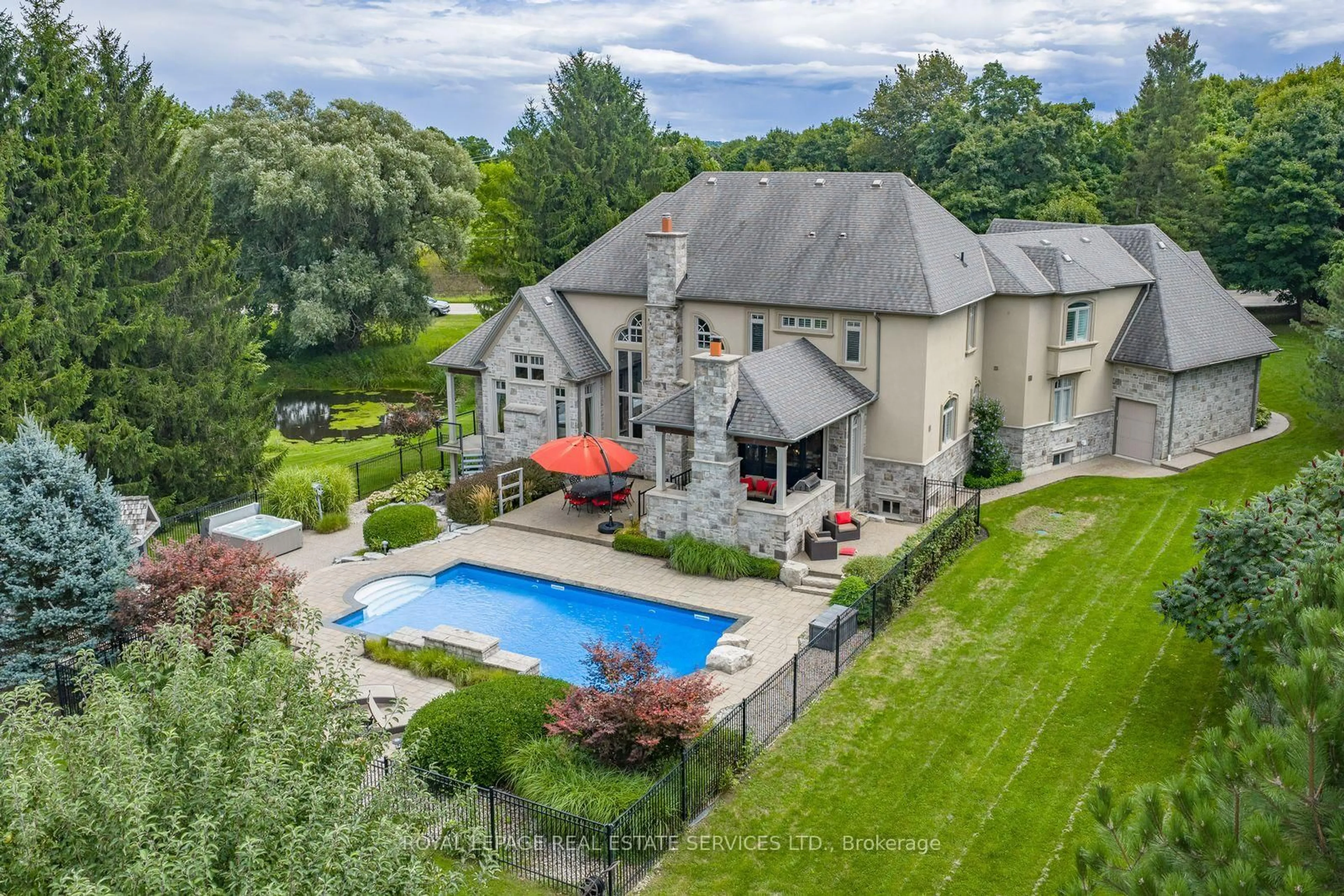 A pic from outside/outdoor area/front of a property/back of a property/a pic from drone, unknown for 2319 Kilbride St, Burlington Ontario L7P 0H7