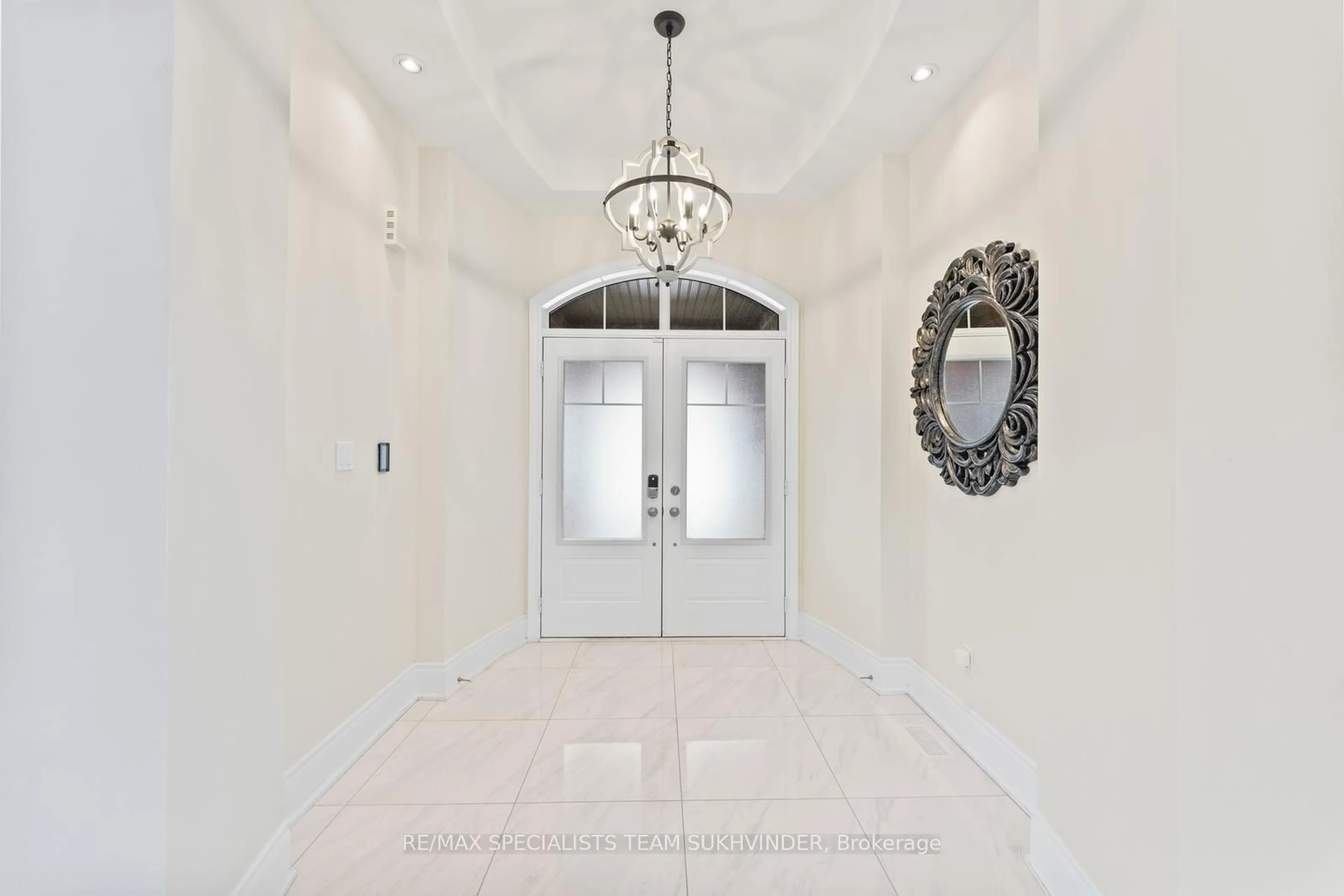 Indoor foyer for 51 Classic Dr, Brampton Ontario L6Y 5H3