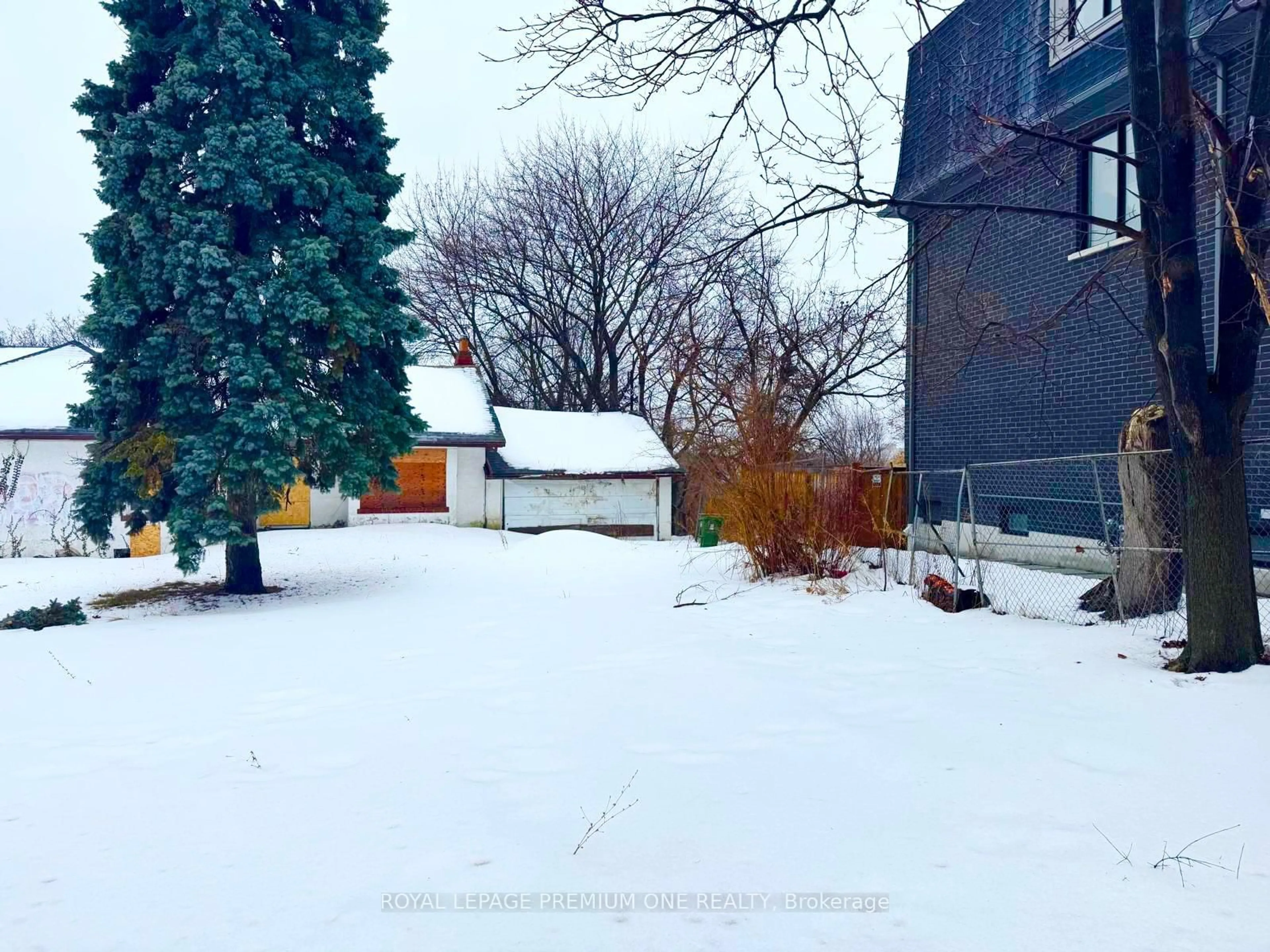 A pic from outside/outdoor area/front of a property/back of a property/a pic from drone, street for 2986 Weston Rd, Toronto Ontario M6R 2K1