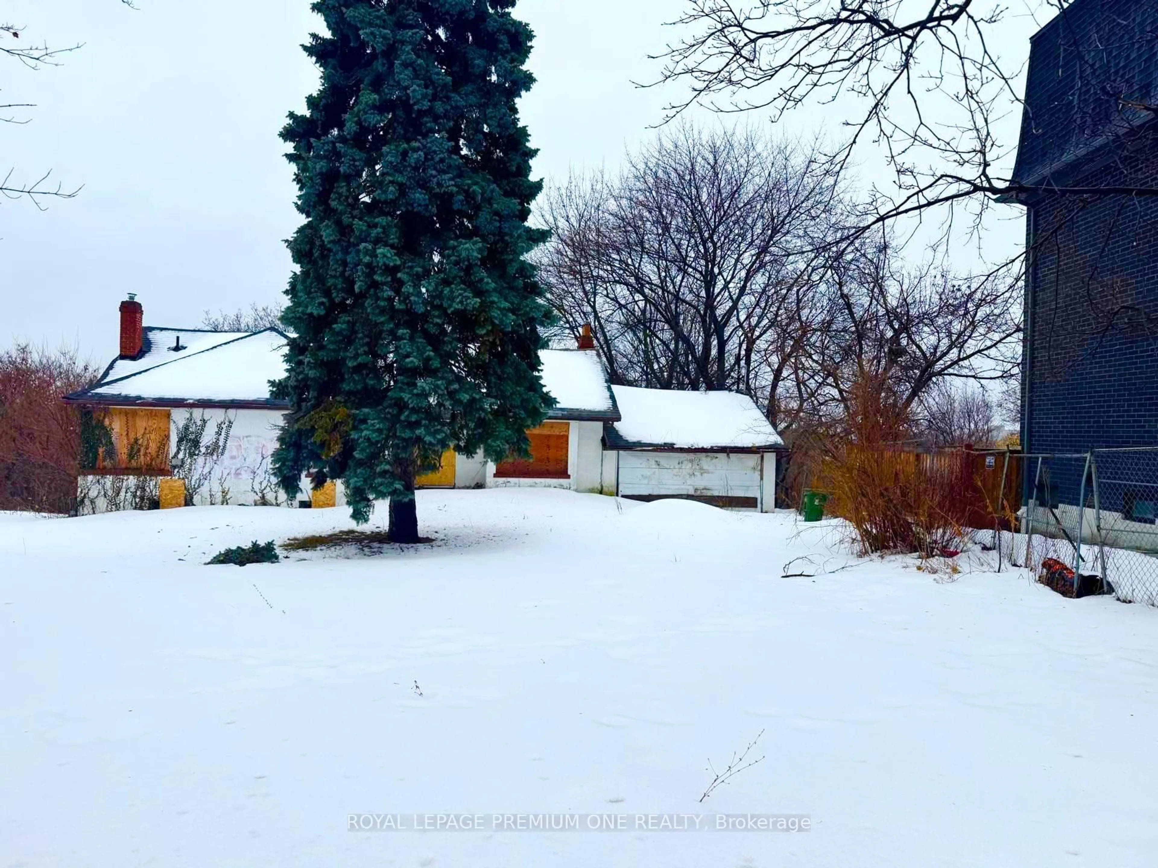 A pic from outside/outdoor area/front of a property/back of a property/a pic from drone, street for 2986 Weston Rd, Toronto Ontario M6R 2K1
