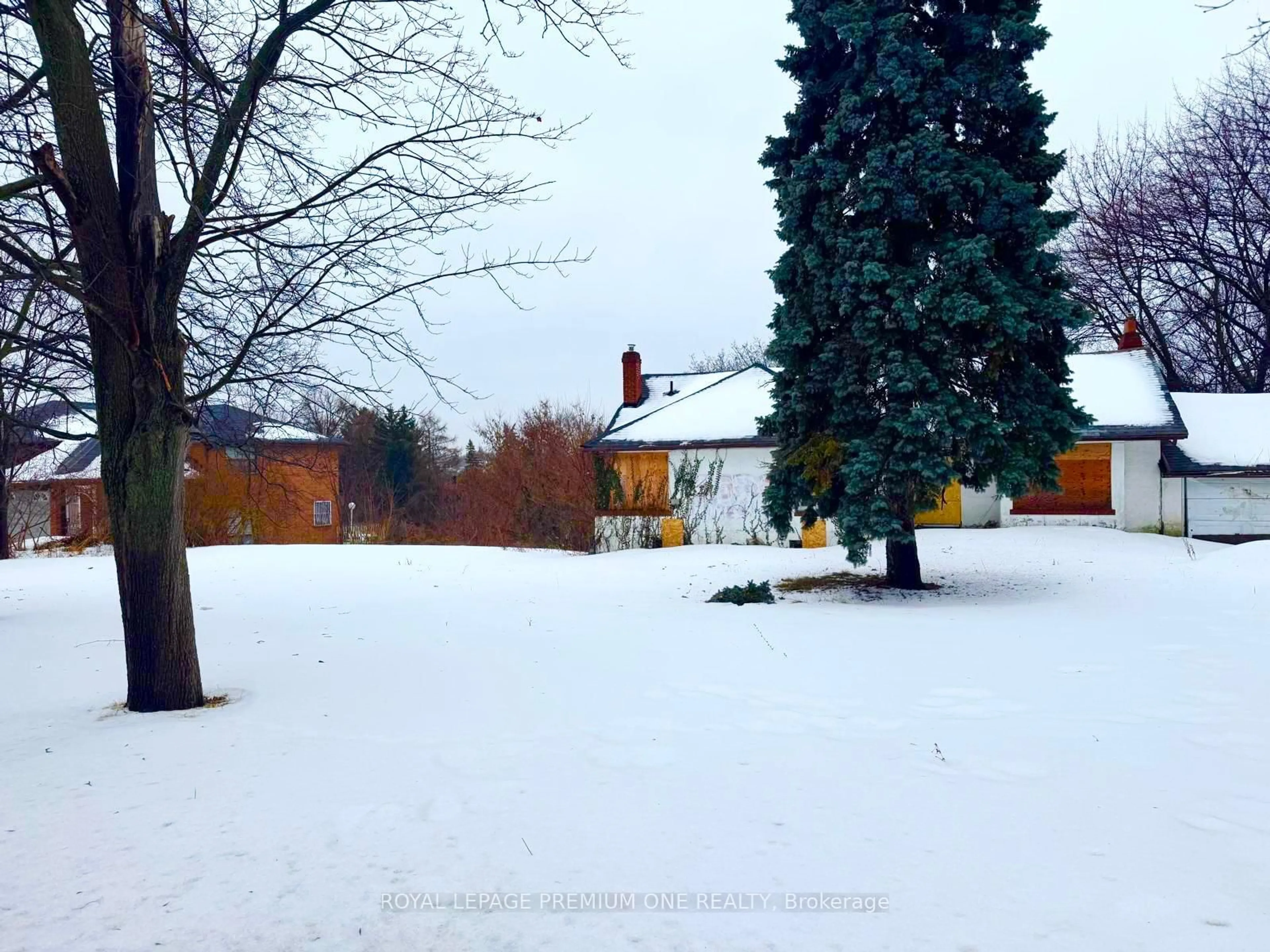 A pic from outside/outdoor area/front of a property/back of a property/a pic from drone, street for 2986 Weston Rd, Toronto Ontario M6R 2K1