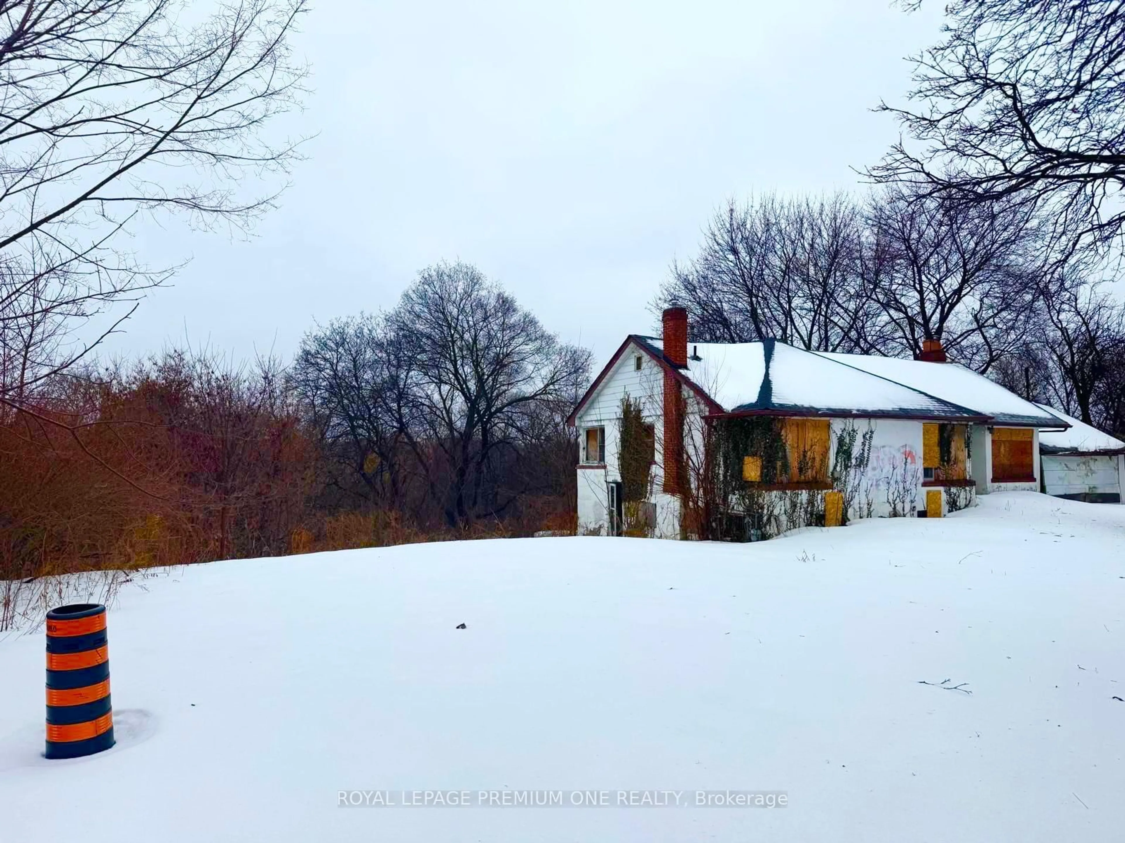 A pic from outside/outdoor area/front of a property/back of a property/a pic from drone, street for 2986 Weston Rd, Toronto Ontario M6R 2K1