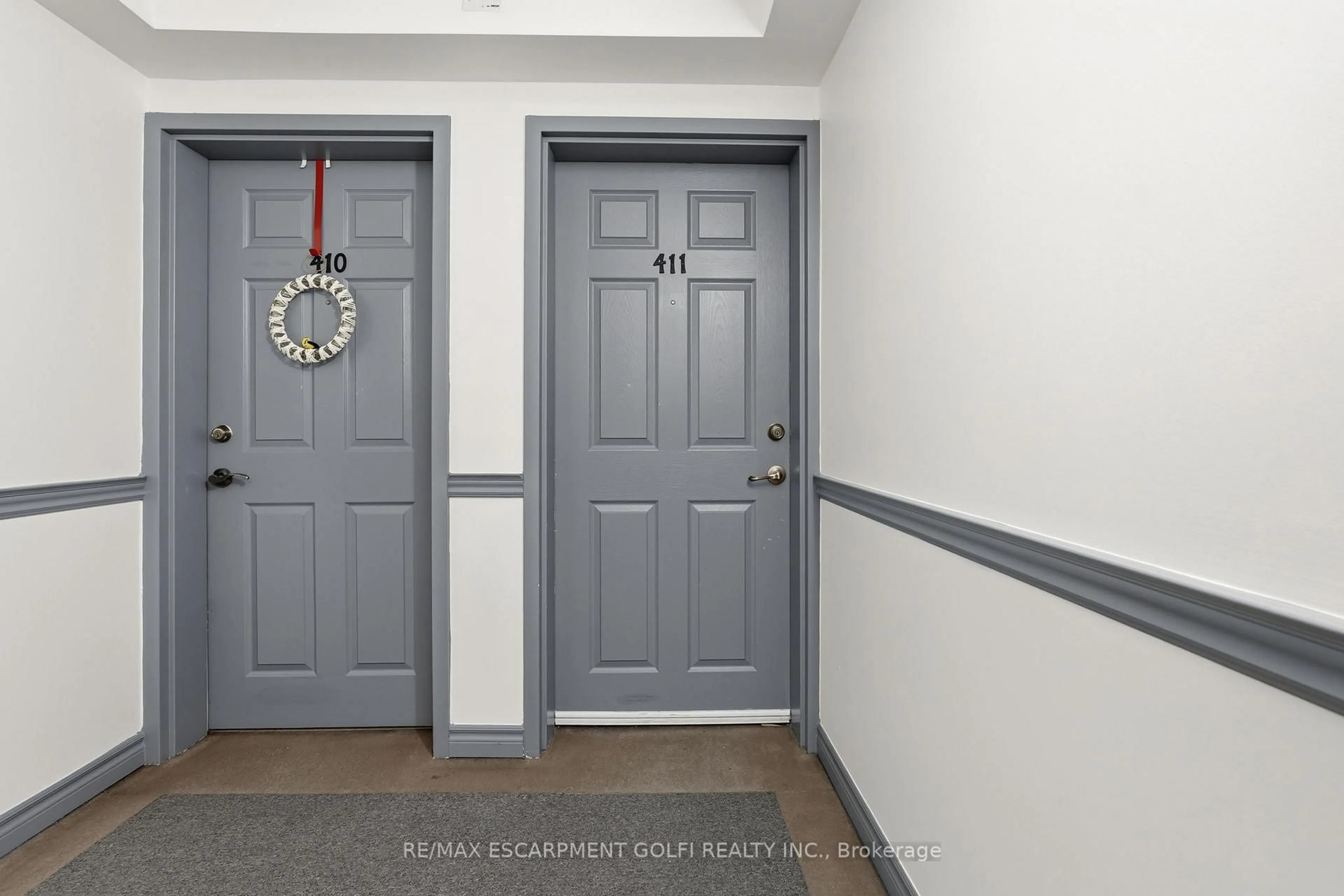 Indoor entryway for 2035 Appleby Line #411, Burlington Ontario L7L 7G8