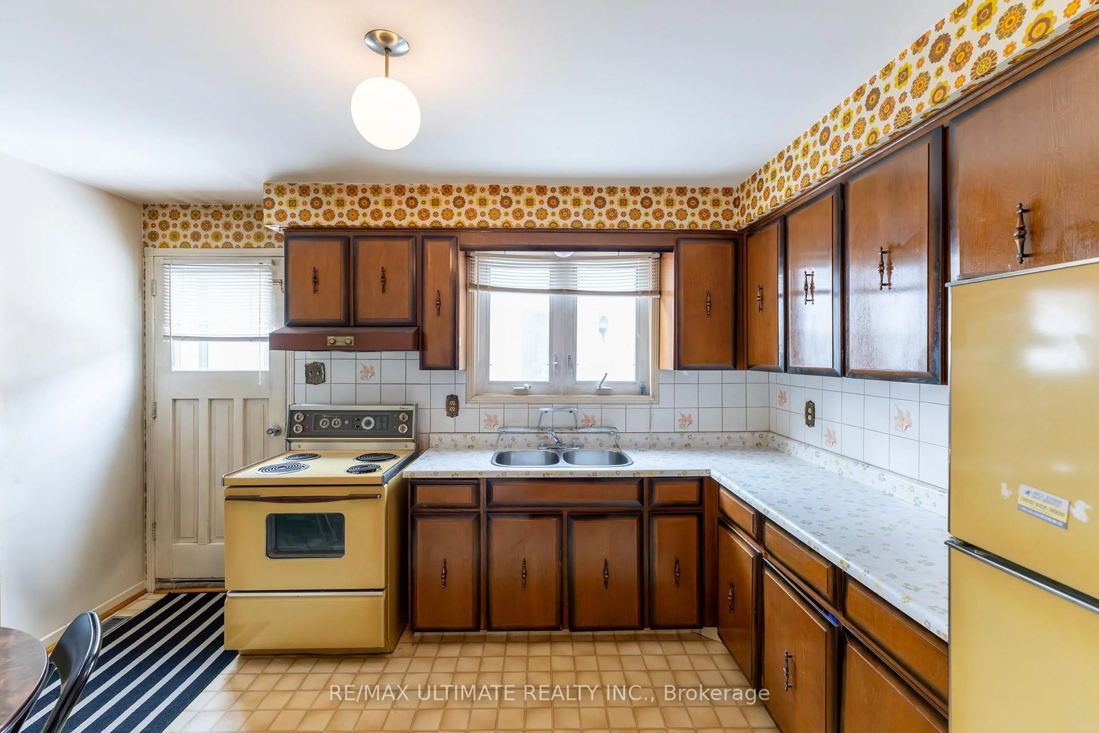 Standard kitchen, ceramic/tile floor for 3314 Strabane Dr, Mississauga Ontario L5C 1W7