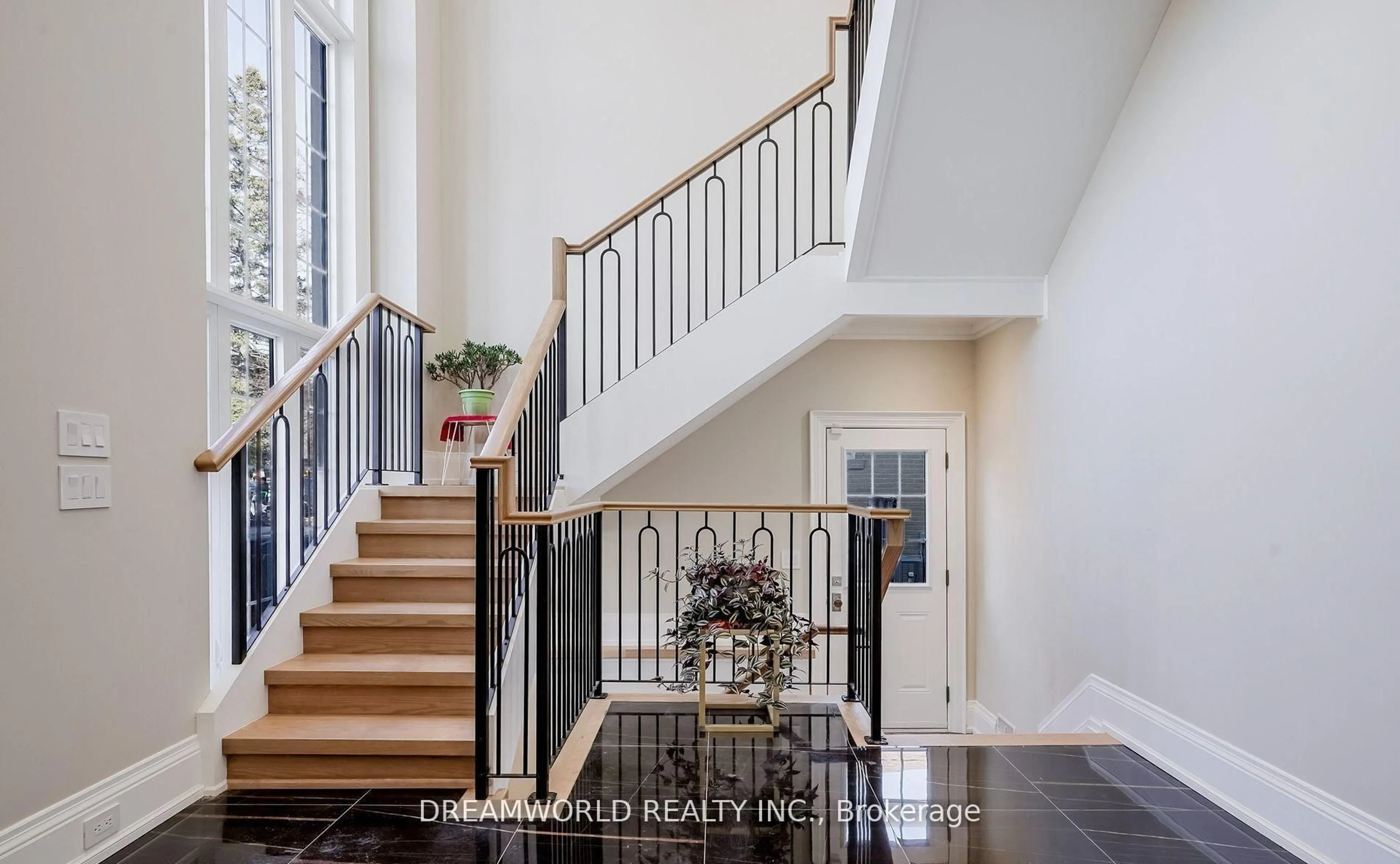 Indoor entryway for 43 William Cragg Dr, Toronto Ontario M3M 1T8