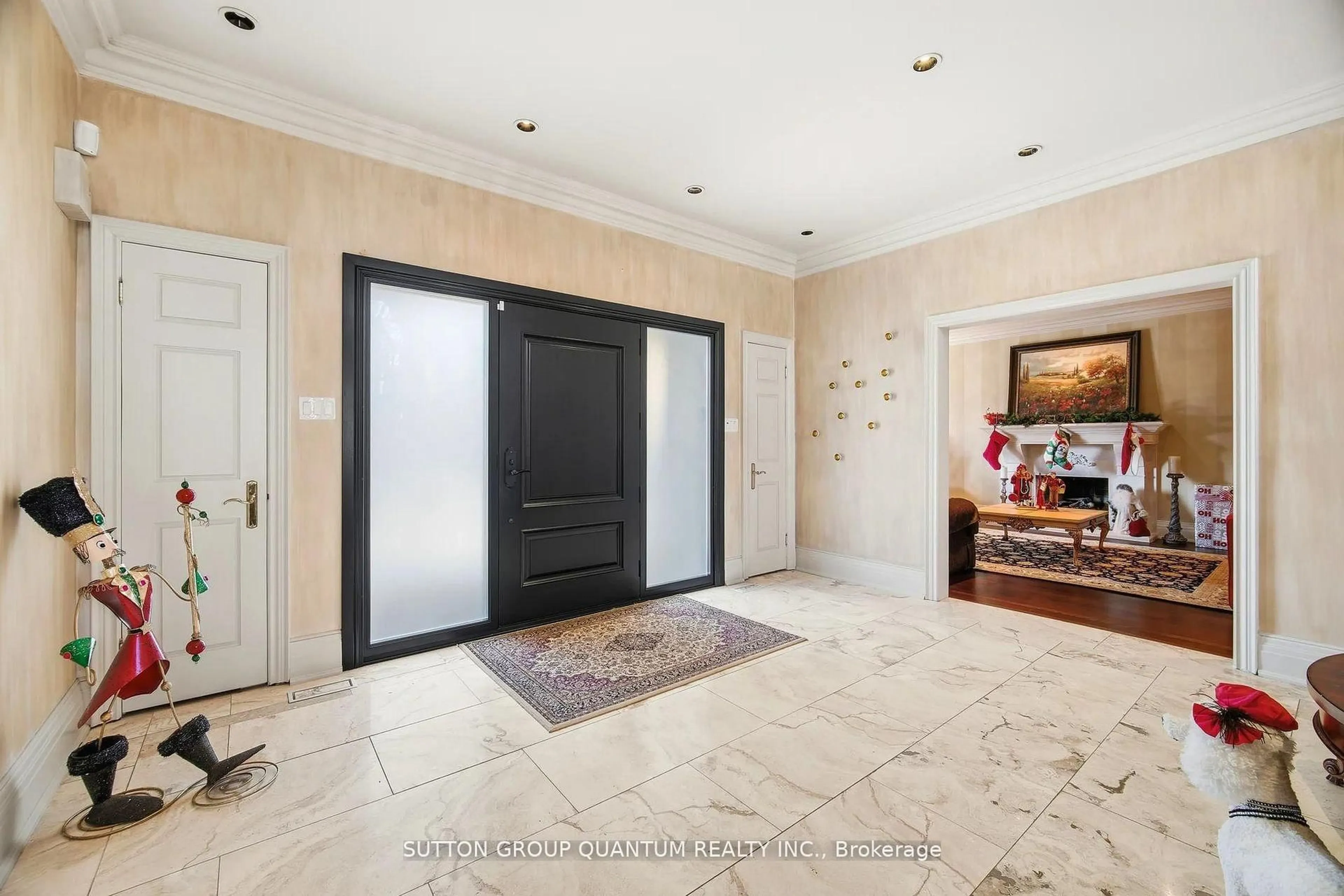 Indoor foyer for 1080 Geran Cres, Mississauga Ontario L5H 4A6