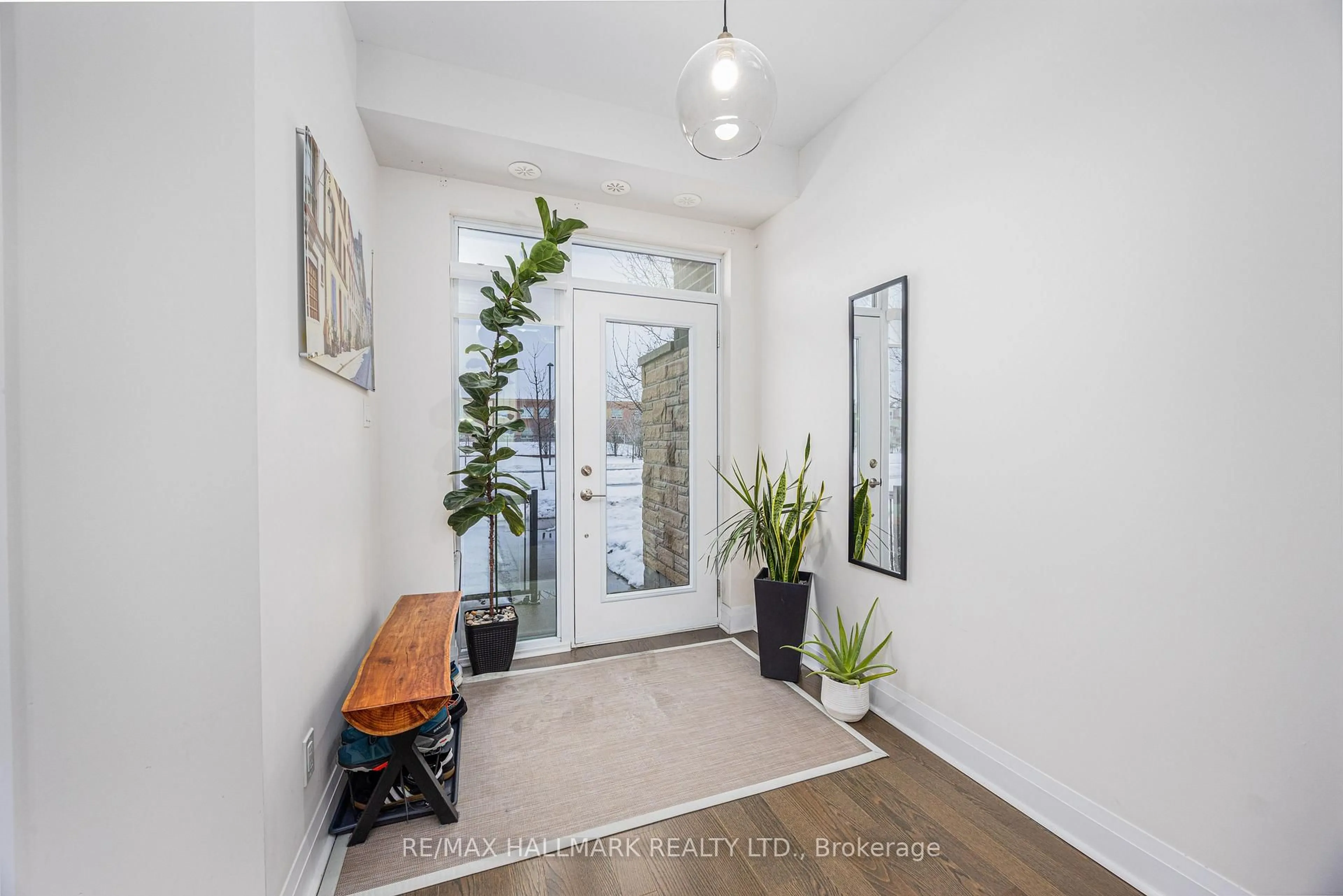 Indoor entryway for 90 Little Creek Rd #4, Mississauga Ontario L5R 0E9