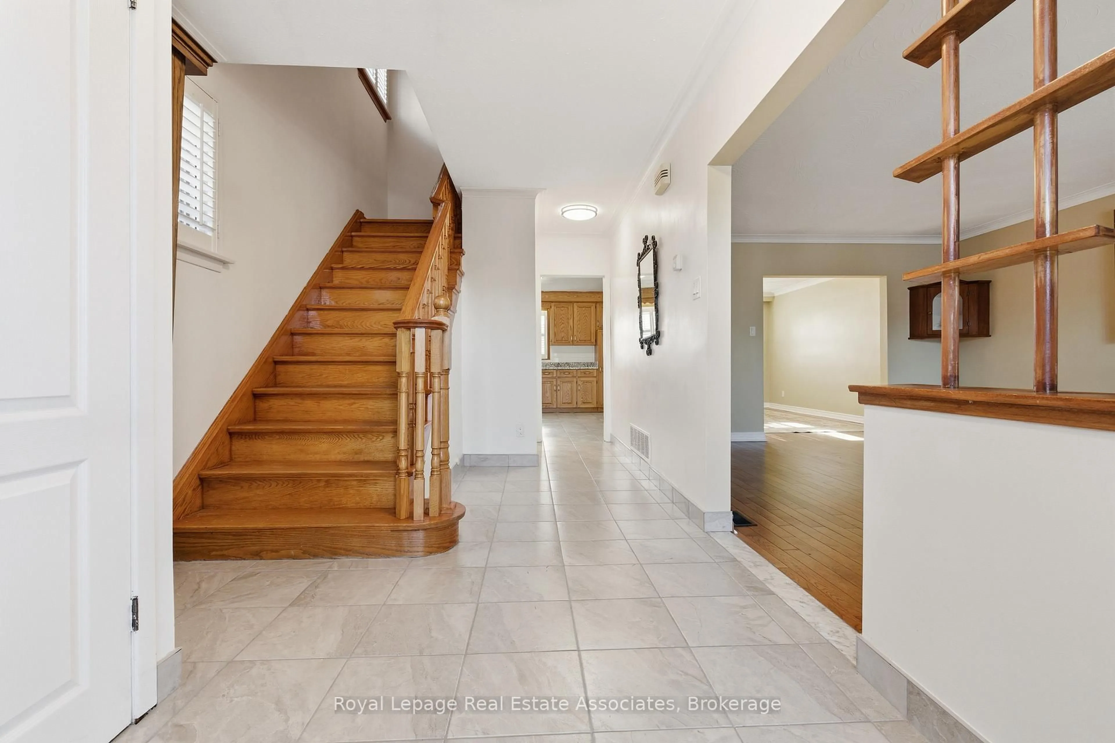 Indoor foyer for 117 Harding Ave, Toronto Ontario M6M 3A4