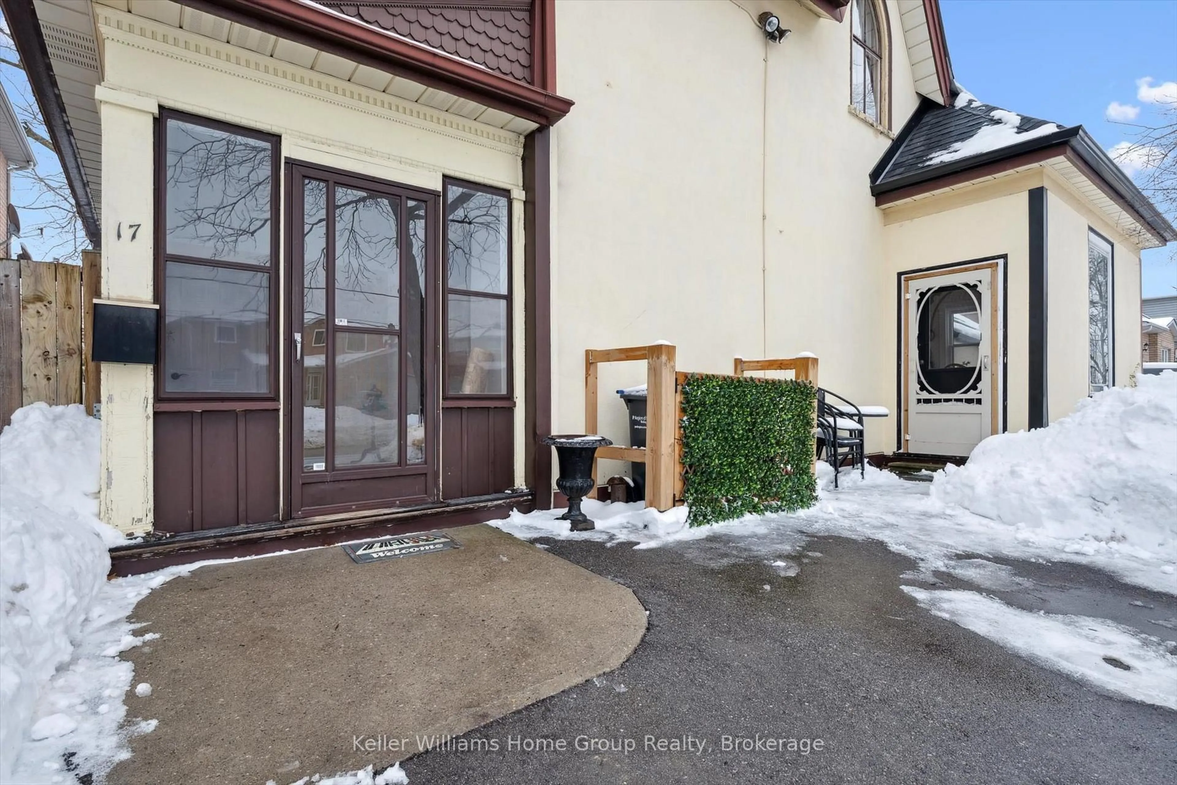 Indoor entryway for 17 Archibald St, Brampton Ontario L6X 1M1