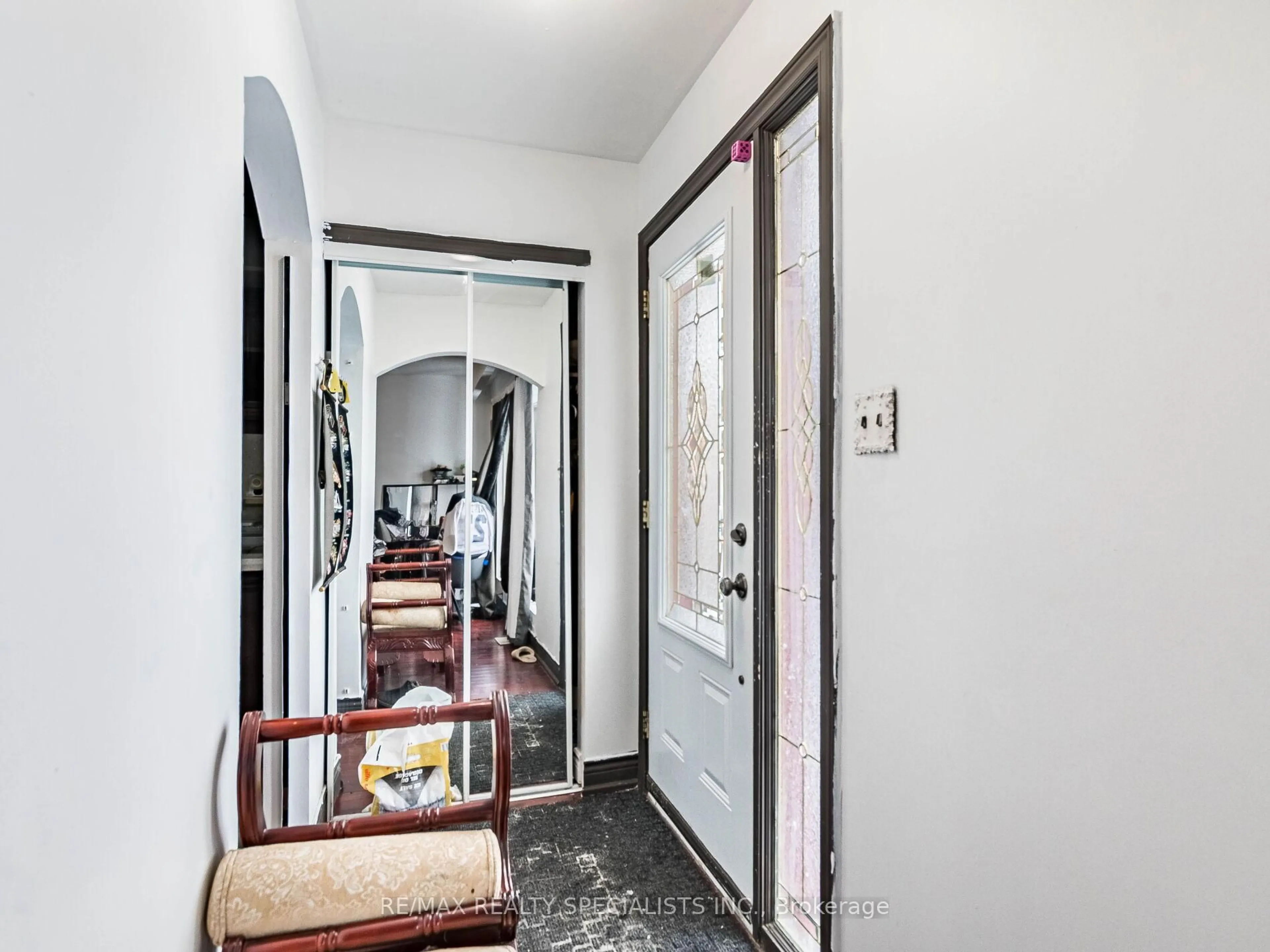 Indoor entryway for 32 Sharon Crt, Brampton Ontario L6W 3B7