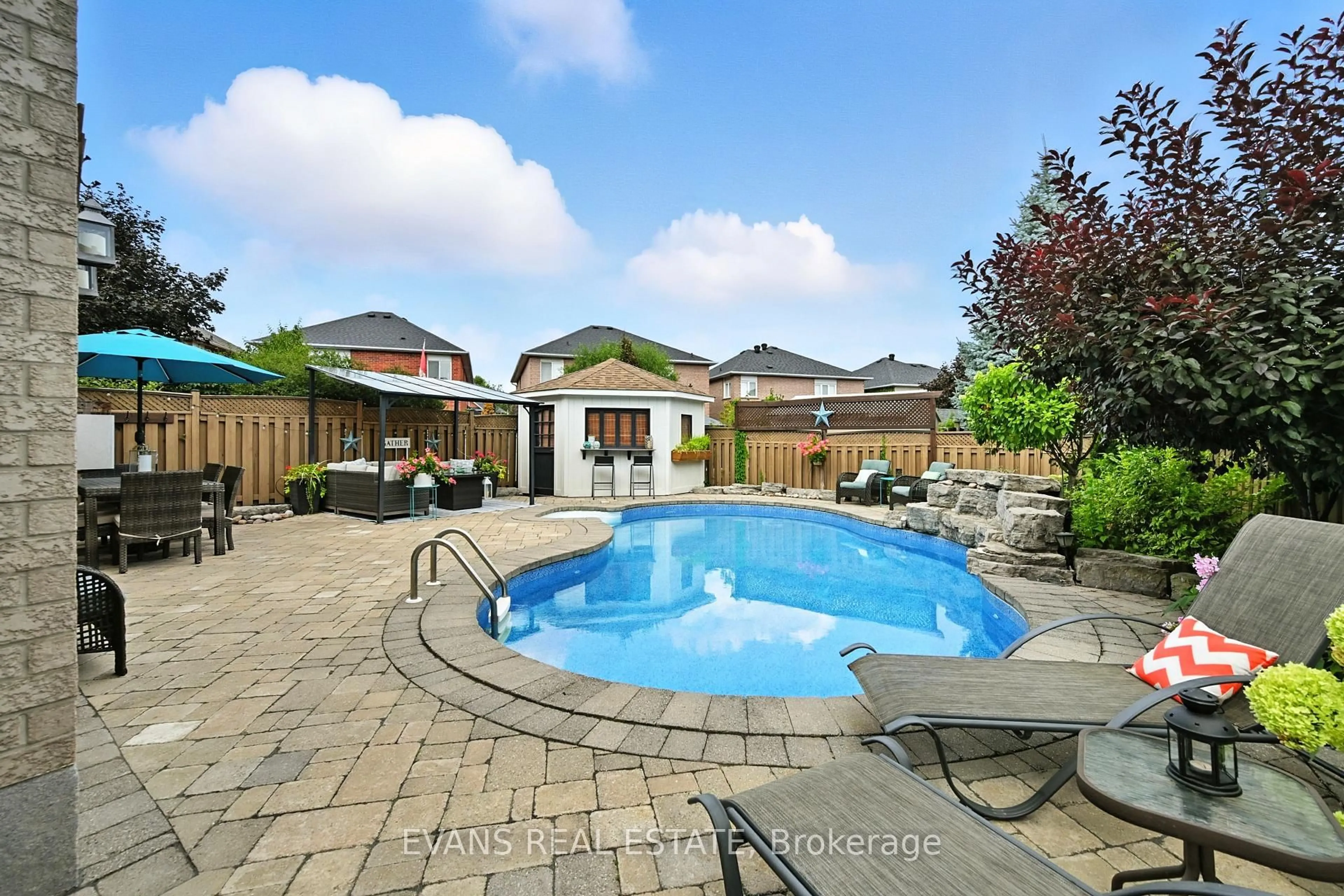 Pool for 2135 Deer Park Rd, Oakville Ontario L6M 3X4