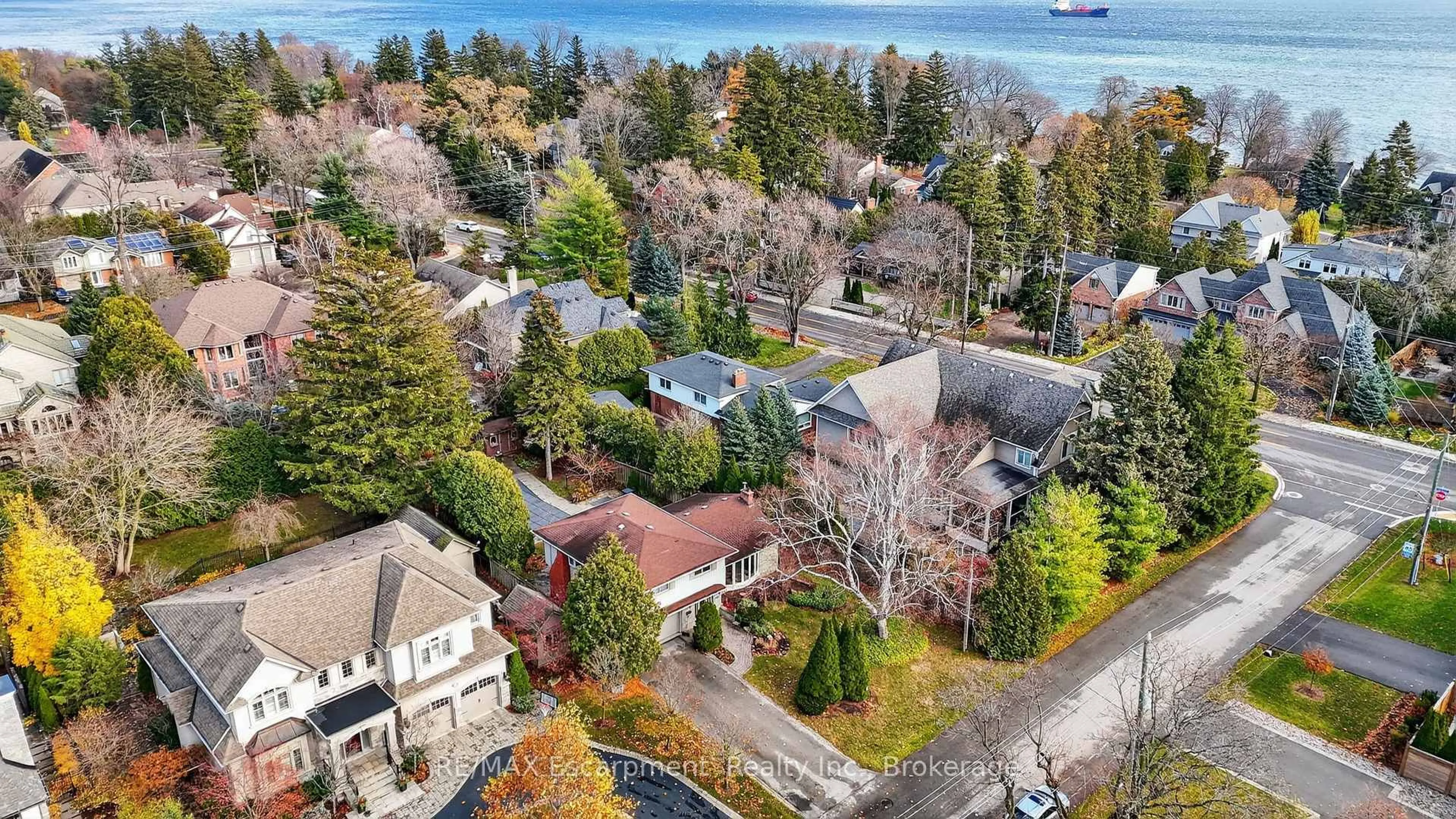 A pic from outside/outdoor area/front of a property/back of a property/a pic from drone, water/lake/river/ocean view for 195 Wilton St, Burlington Ontario L7N 1V8