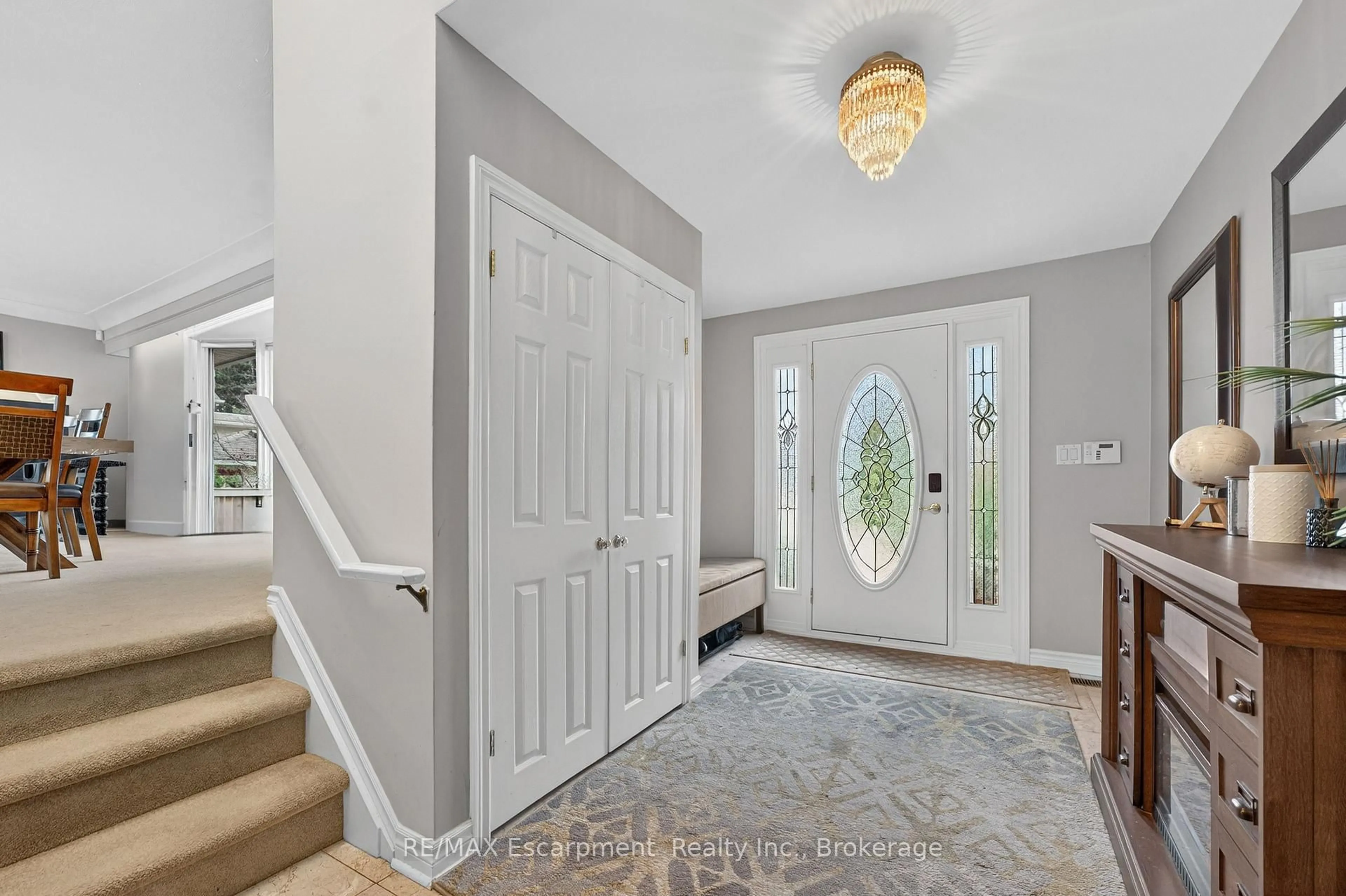 Indoor entryway for 195 Wilton St, Burlington Ontario L7N 1V8