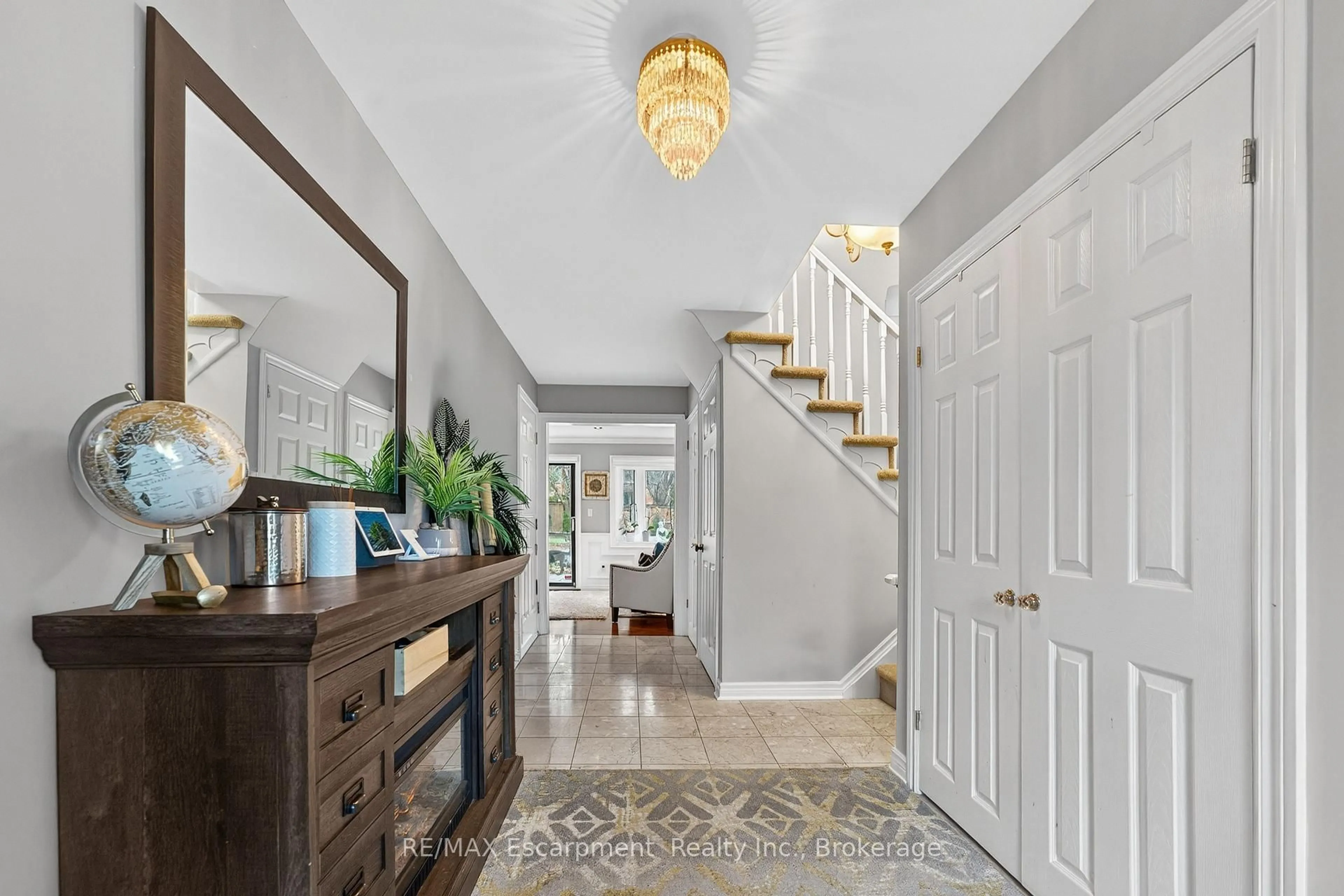 Indoor entryway for 195 Wilton St, Burlington Ontario L7N 1V8