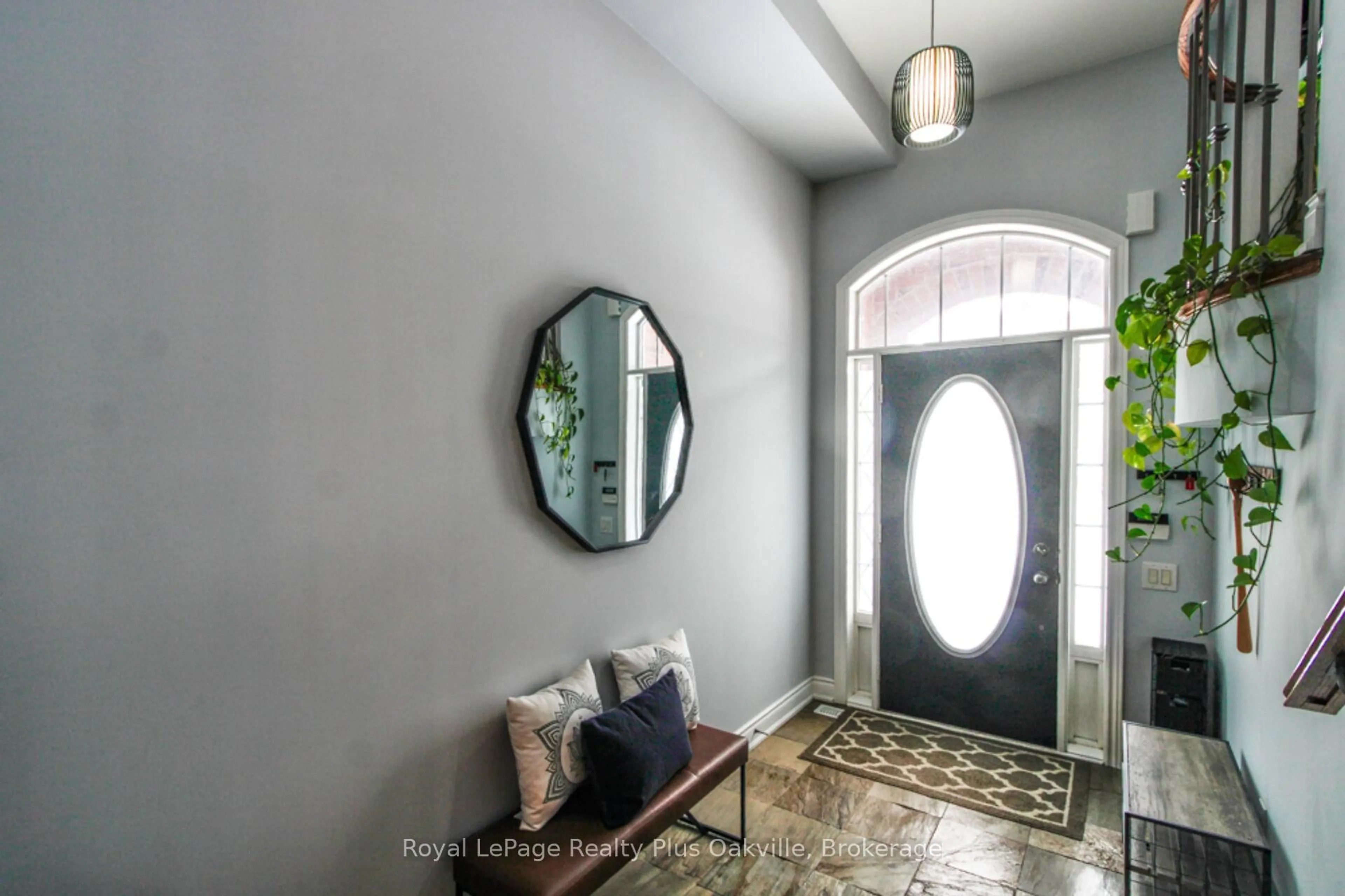 Indoor entryway for 226 Duskywing Way, Oakville Ontario L6L 6X4