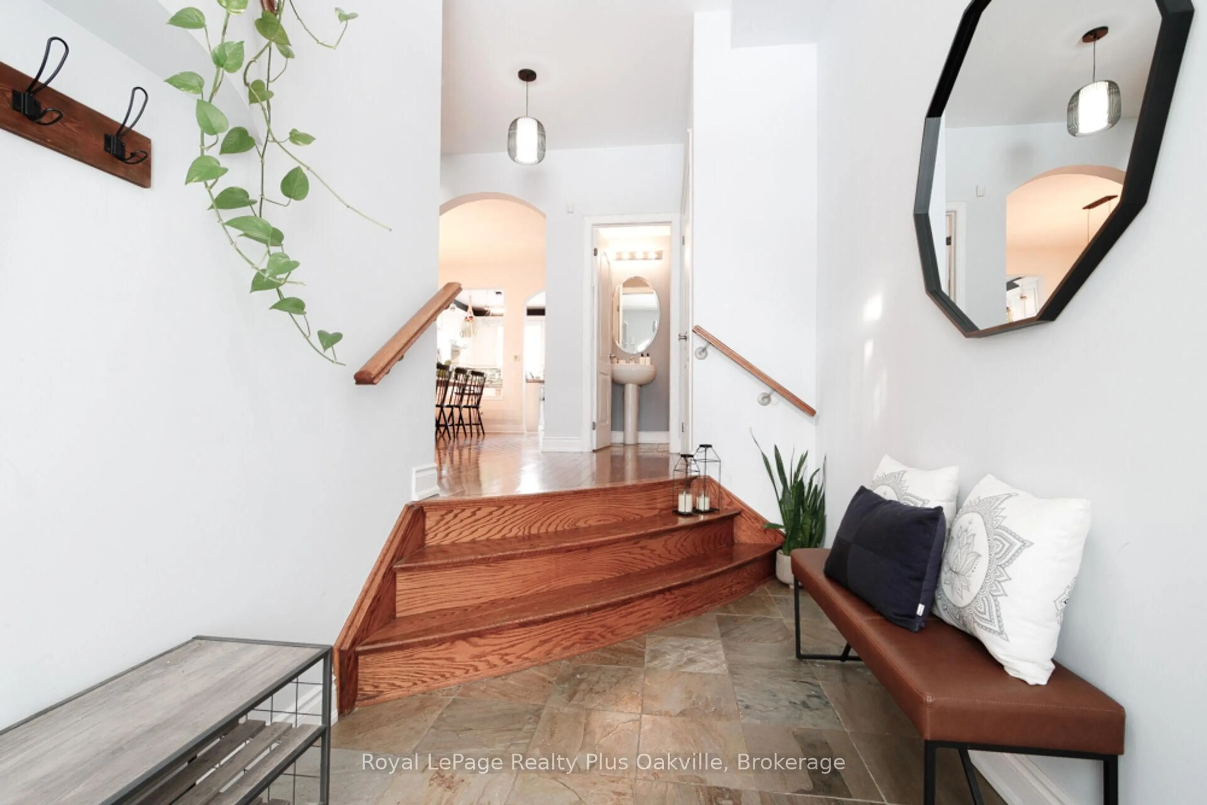 Indoor entryway for 226 Duskywing Way, Oakville Ontario L6L 6X4