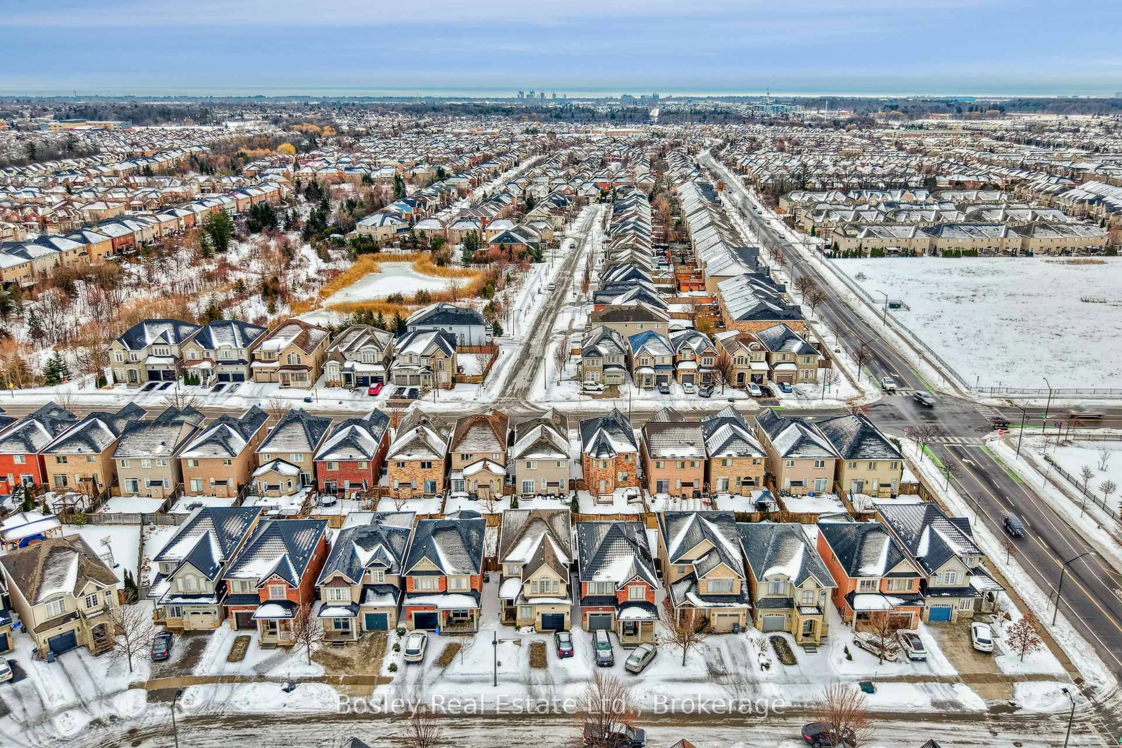 A pic from outside/outdoor area/front of a property/back of a property/a pic from drone, street for 2343 Quetico Cres, Oakville Ontario L6M 0R5