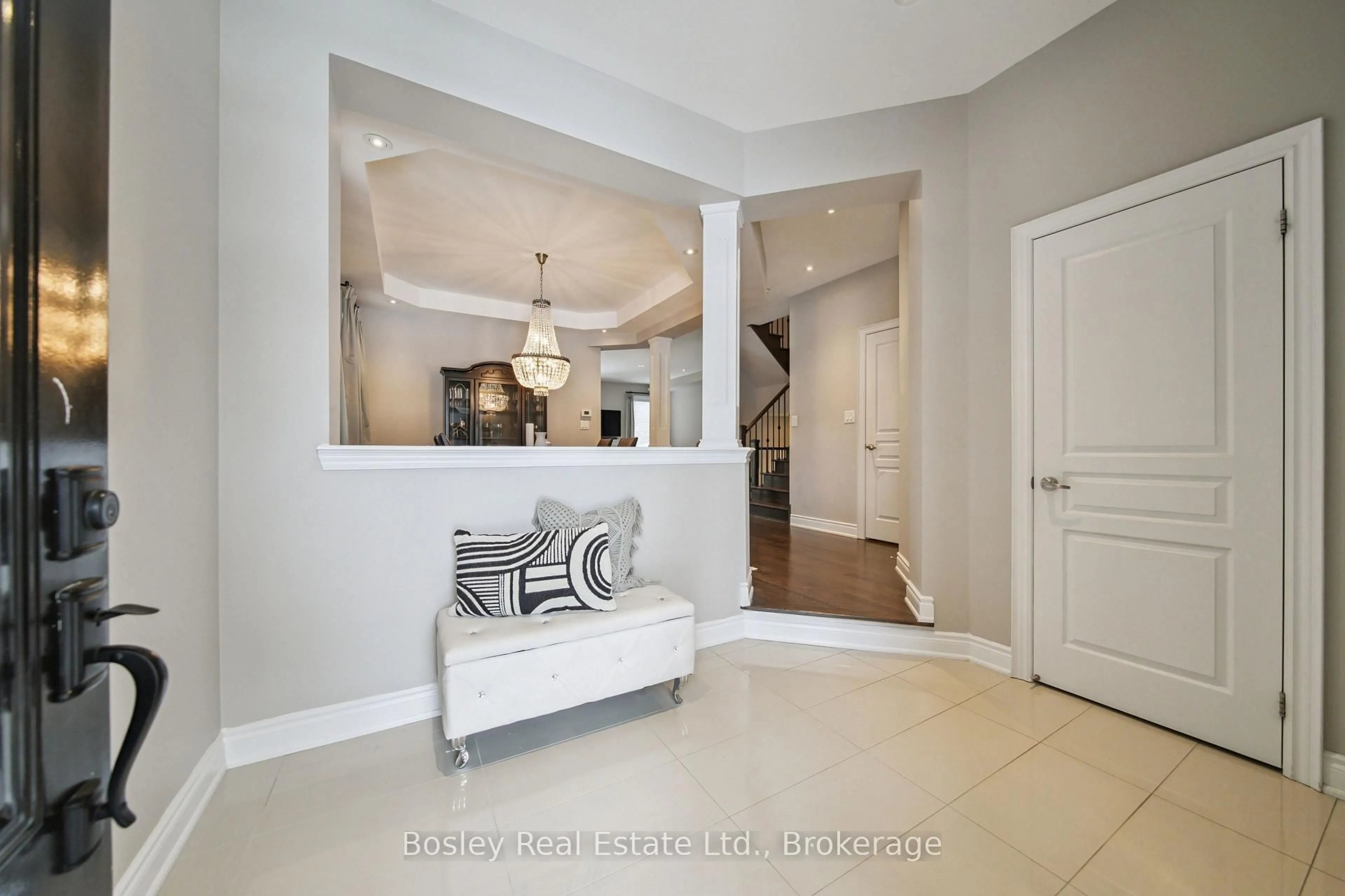 Indoor entryway for 2343 Quetico Cres, Oakville Ontario L6M 0R5