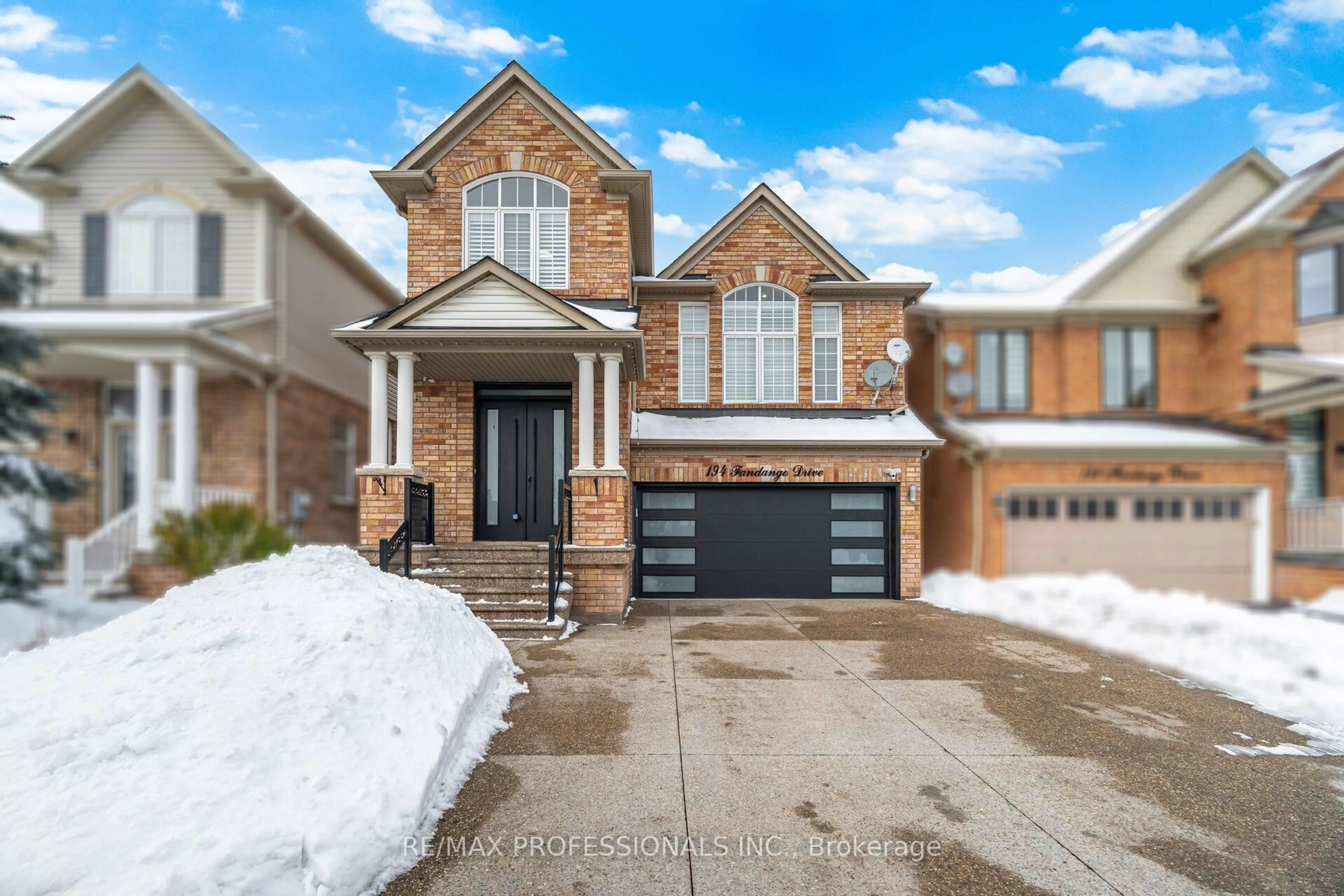Home with brick exterior material, street for 194 Fandango Dr, Brampton Ontario L6X 0L3