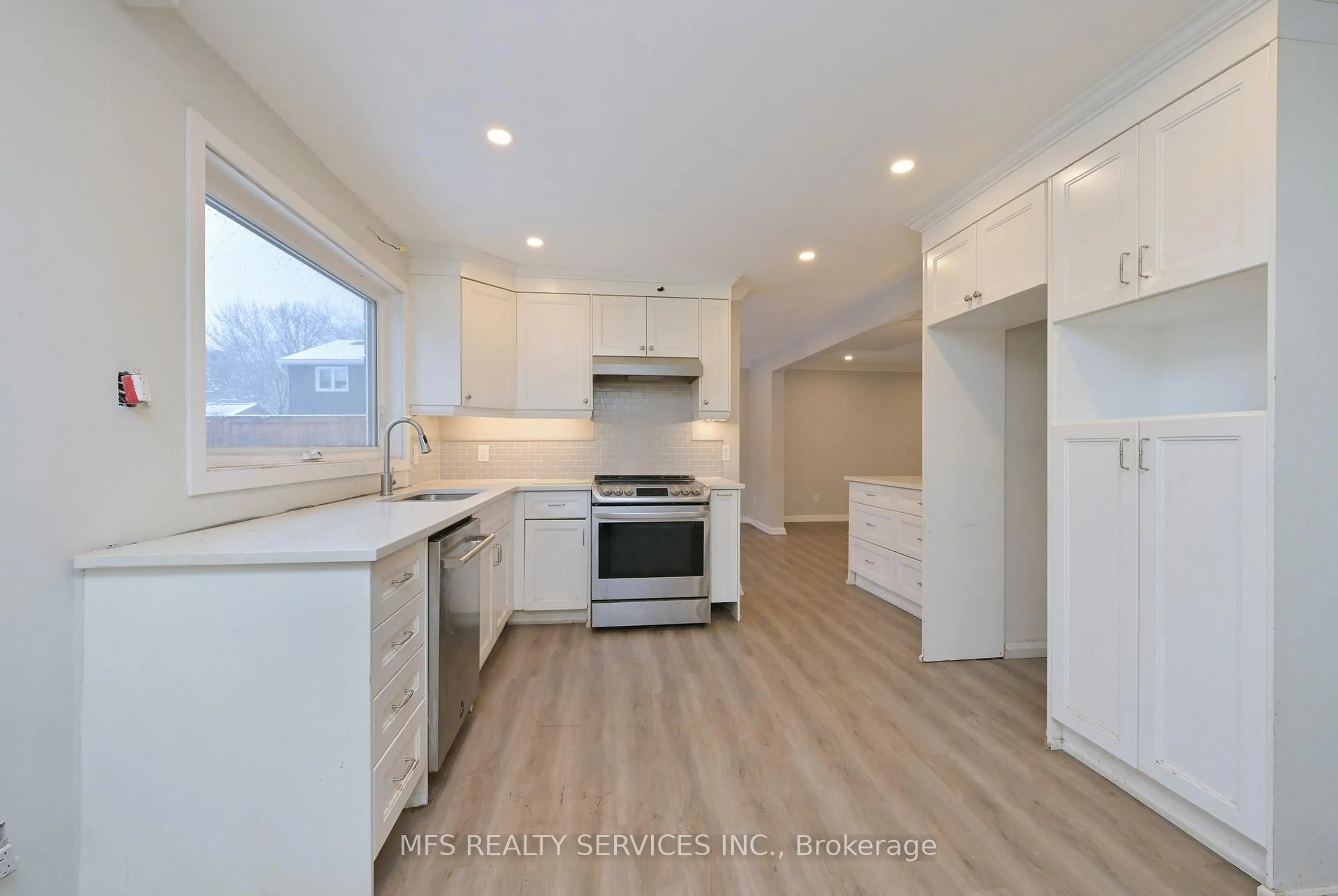 Open concept kitchen, wood/laminate floor for 1156 Mirada Pl, Mississauga Ontario L5H 3B5