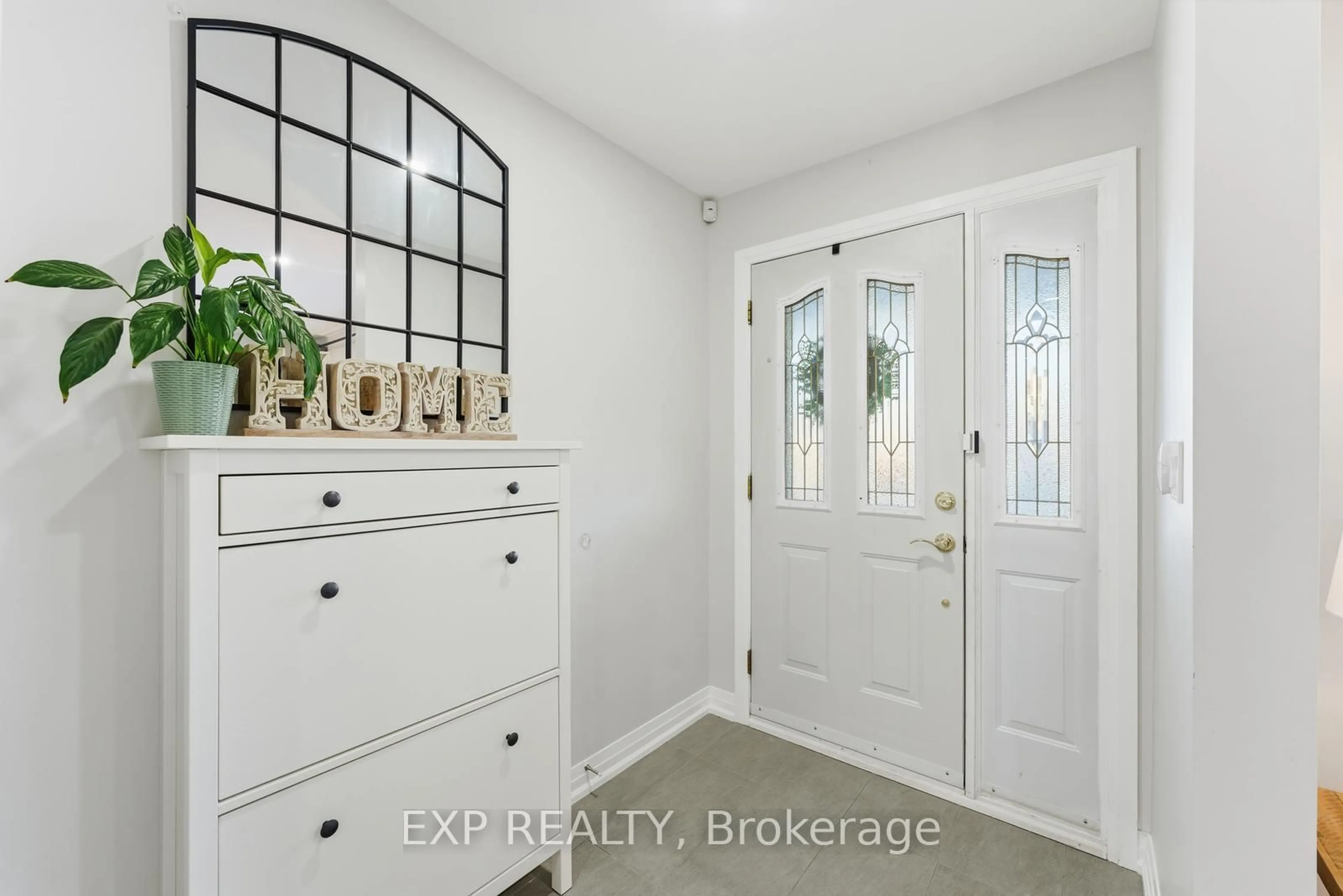 Indoor entryway for 5 Hatherley Rd, Toronto Ontario M6E 1V8