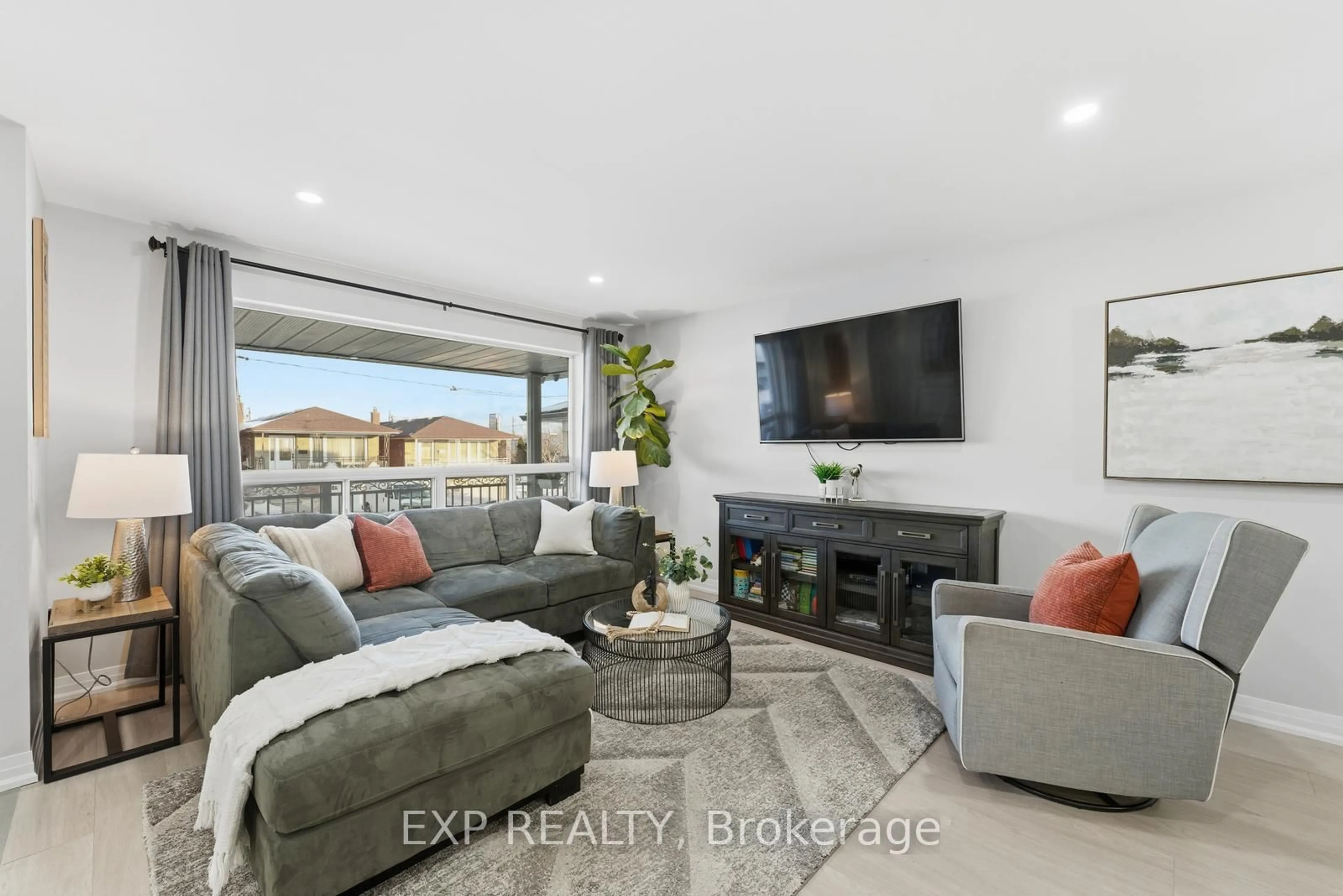 Living room with furniture, unknown for 5 Hatherley Rd, Toronto Ontario M6E 1V8