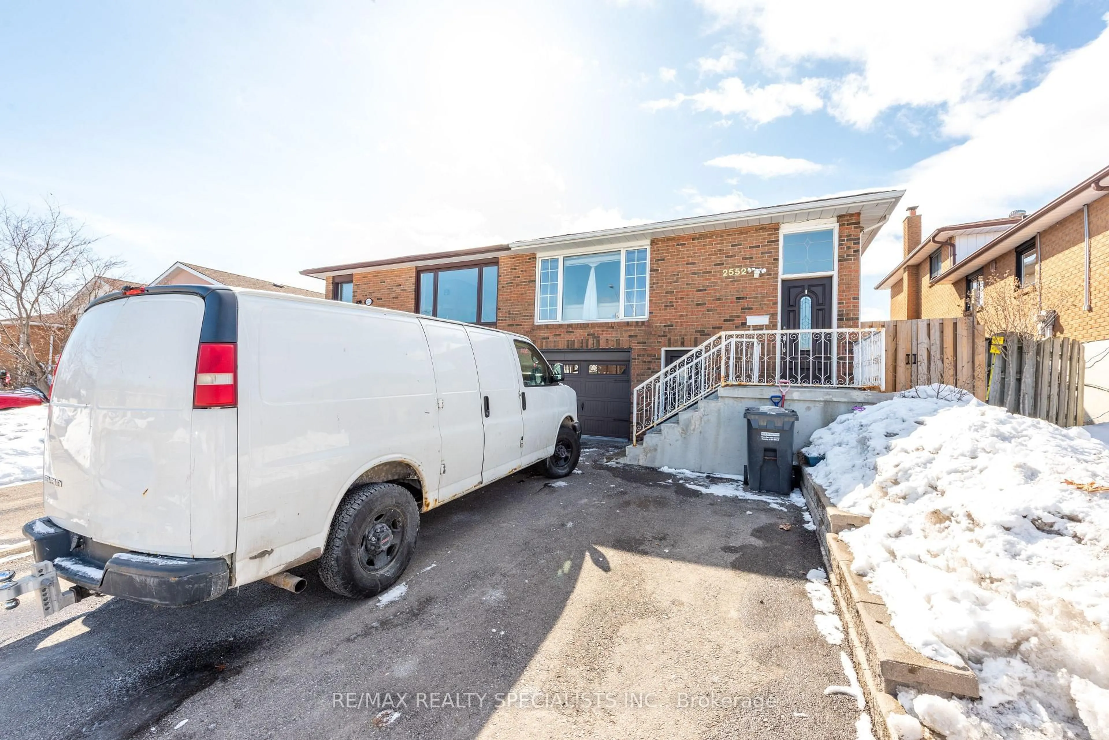 A pic from outside/outdoor area/front of a property/back of a property/a pic from drone, street for 2552 Kingsberry Cres, Mississauga Ontario L5B 2K5