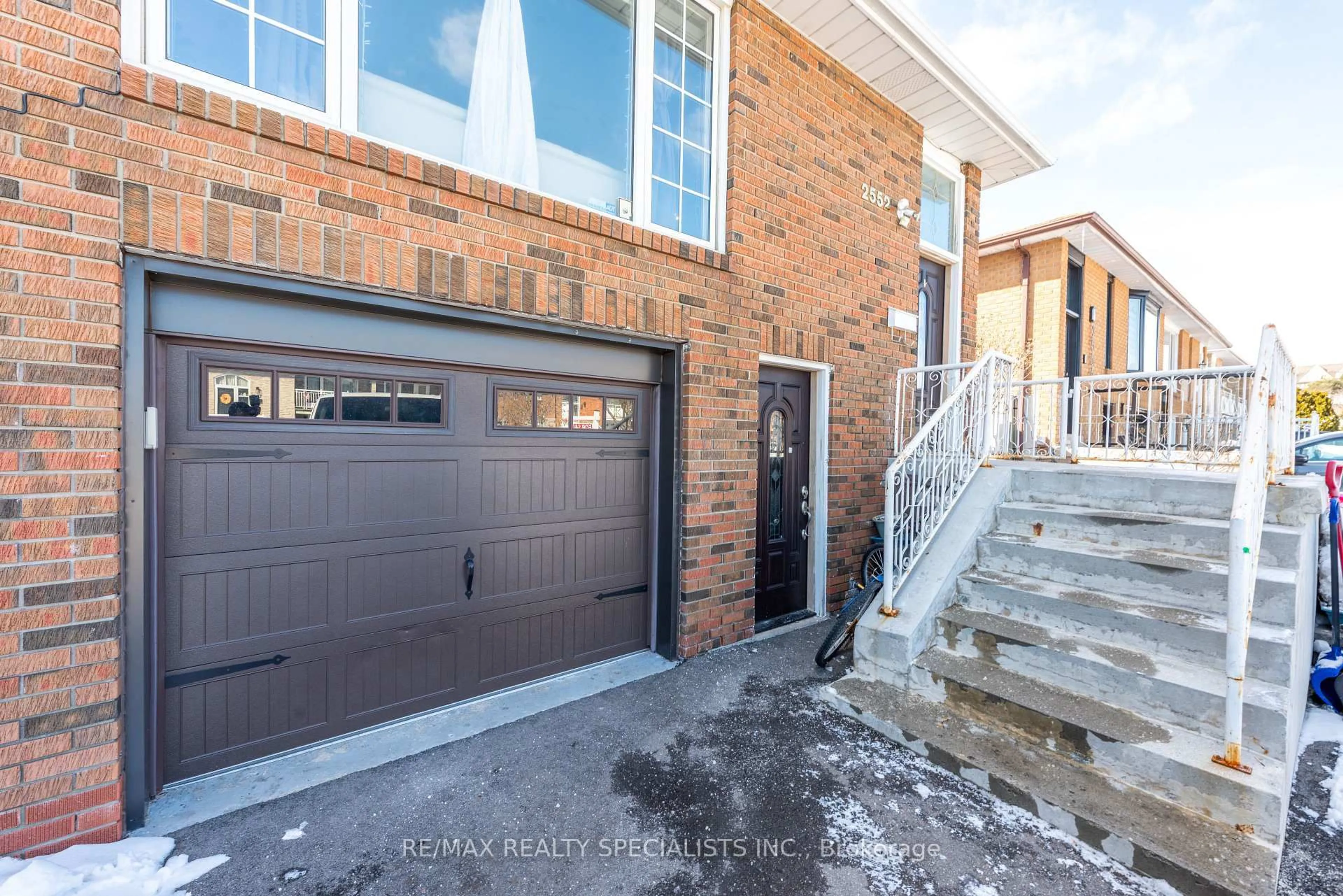 Home with brick exterior material, street for 2552 Kingsberry Cres, Mississauga Ontario L5B 2K5