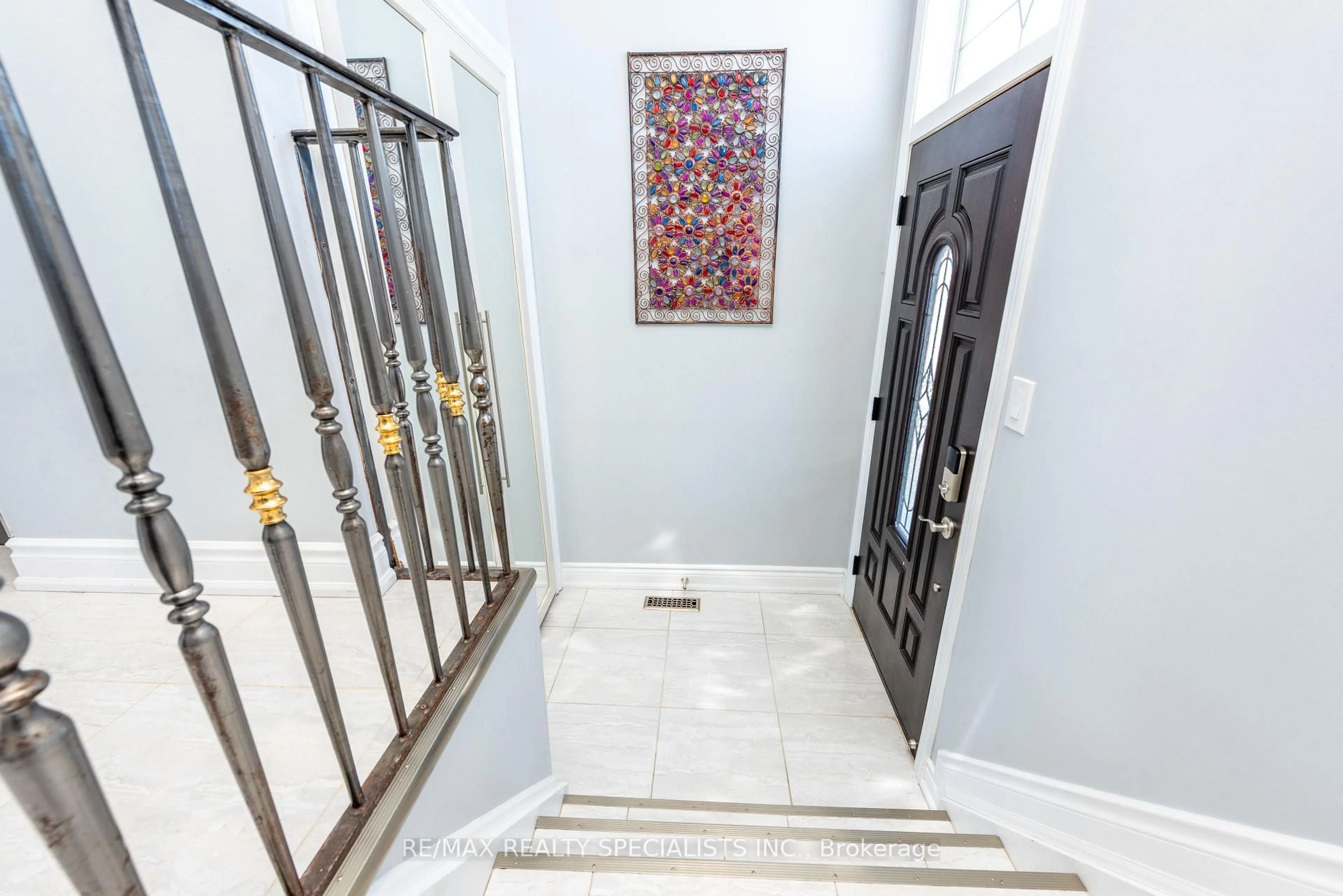 Indoor foyer for 2552 Kingsberry Cres, Mississauga Ontario L5B 2K5