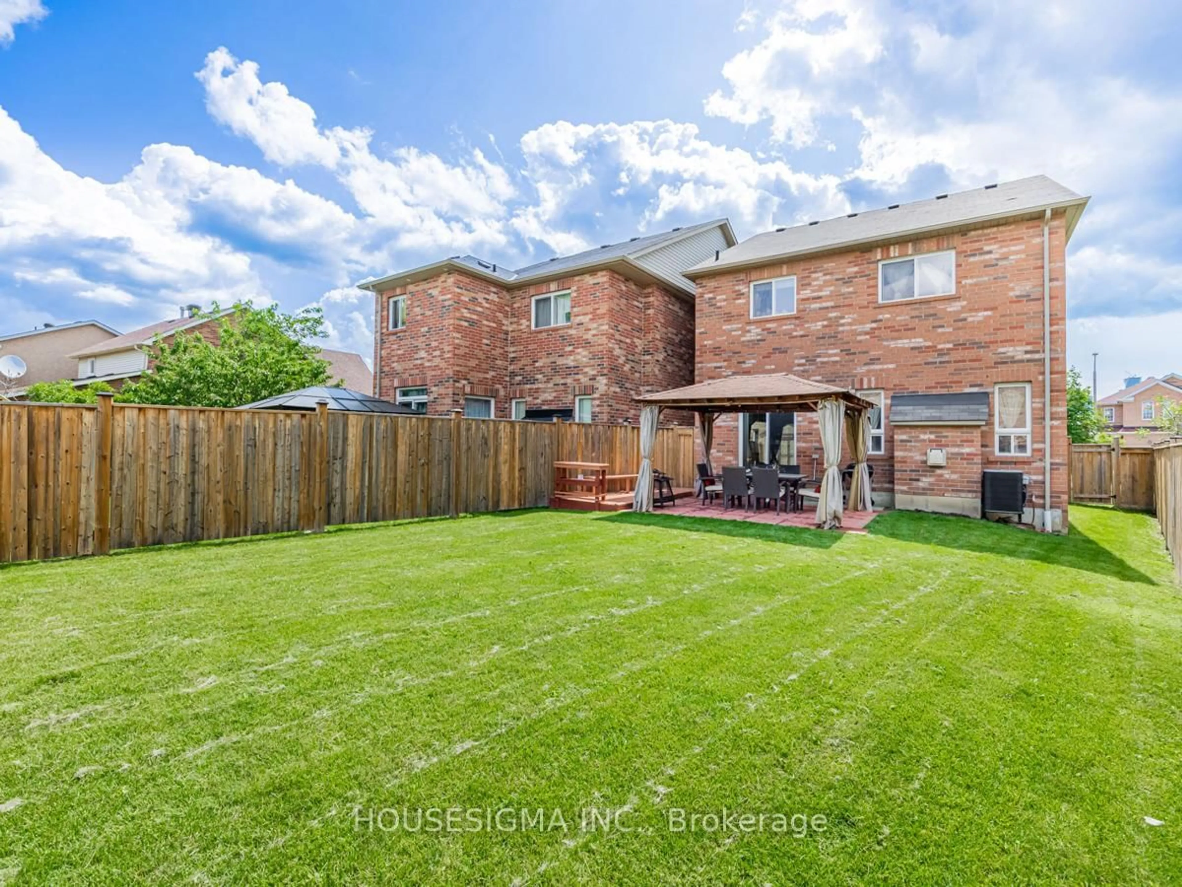 A pic from outside/outdoor area/front of a property/back of a property/a pic from drone, street for 415 Hillbury Dr, Mississauga Ontario L5R 0B2
